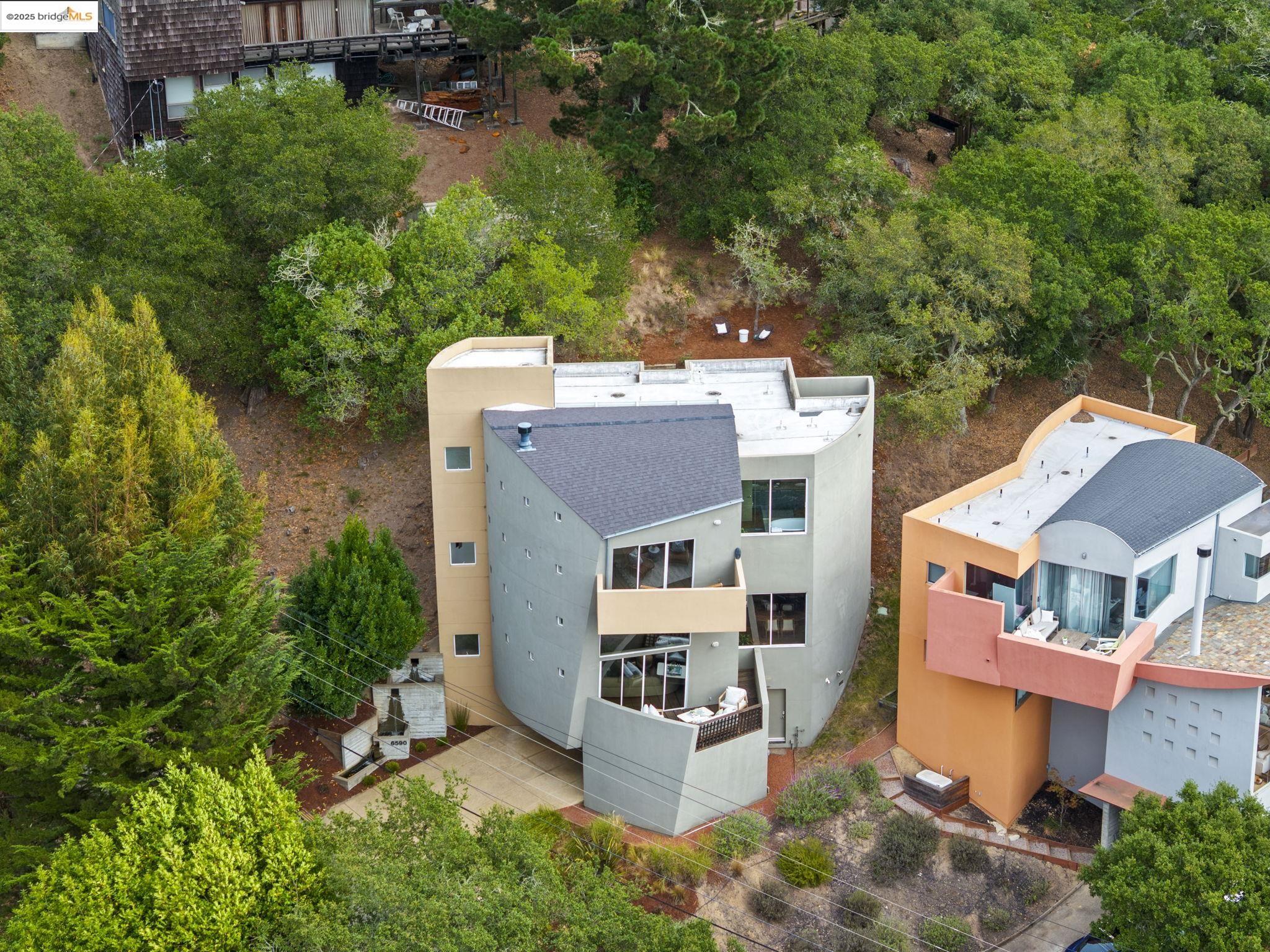 Detail Gallery Image 6 of 60 For 6590 Oakwood Dr, Oakland,  CA 94611 - 3 Beds | 2/1 Baths