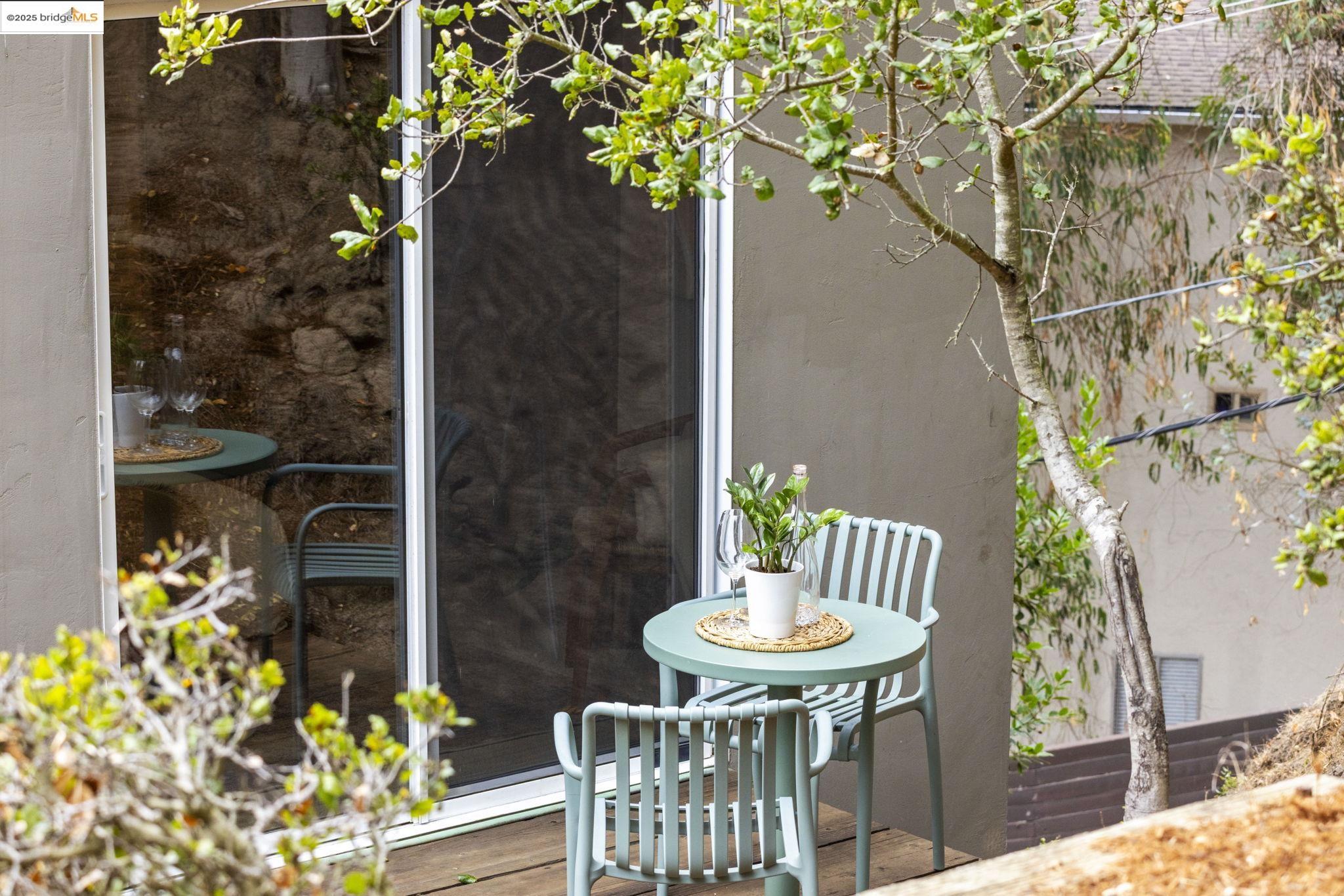 Detail Gallery Image 55 of 60 For 6590 Oakwood Dr, Oakland,  CA 94611 - 3 Beds | 2/1 Baths