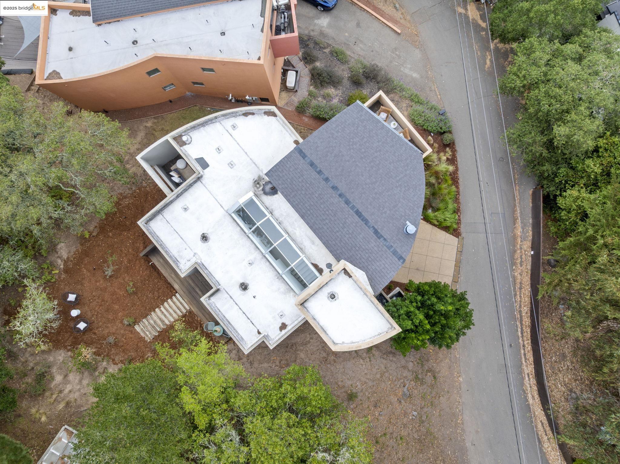 Detail Gallery Image 7 of 60 For 6590 Oakwood Dr, Oakland,  CA 94611 - 3 Beds | 2/1 Baths