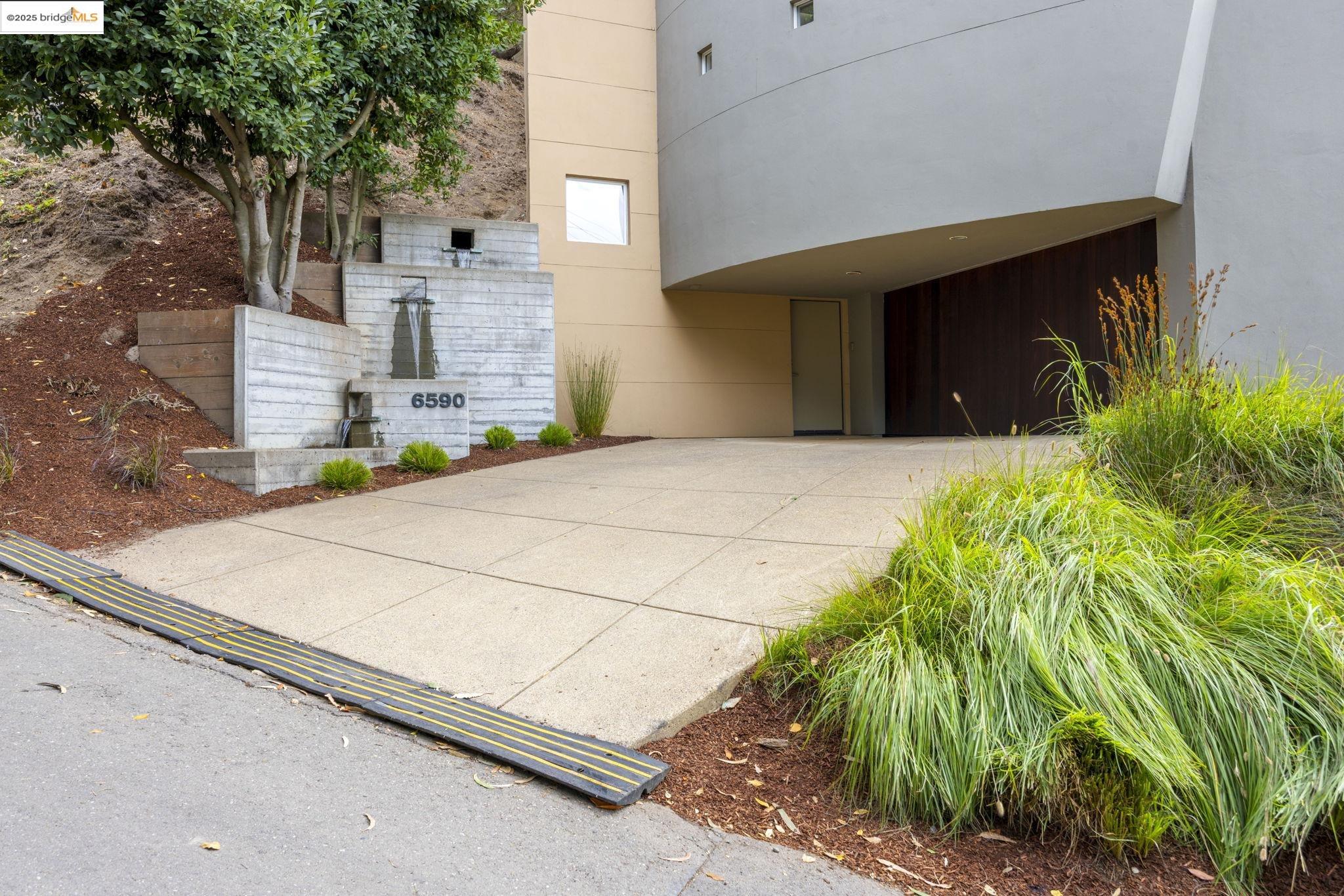 Detail Gallery Image 8 of 60 For 6590 Oakwood Dr, Oakland,  CA 94611 - 3 Beds | 2/1 Baths