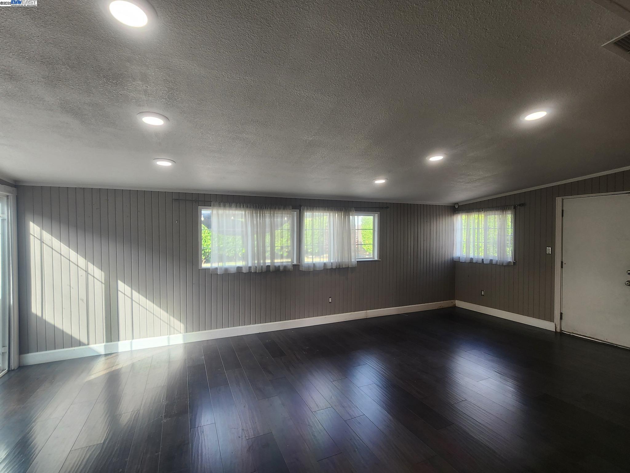 Detail Gallery Image 8 of 9 For 7482 Larkdale Ave, Dublin,  CA 94568 - 3 Beds | 3 Baths