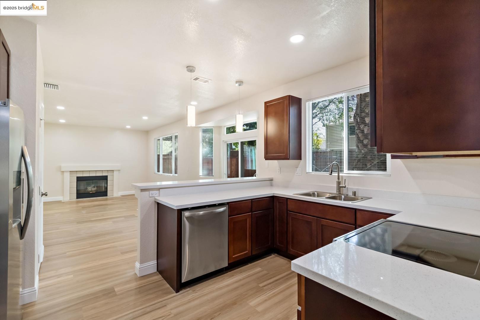 Detail Gallery Image 2 of 13 For 521 Freemark Ln, Oakley,  CA 94561 - 3 Beds | 2/1 Baths