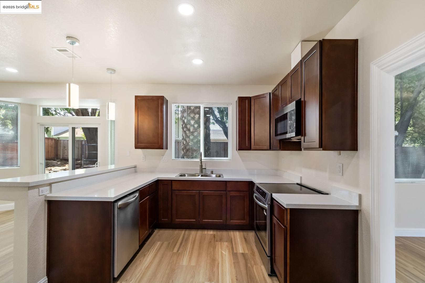 Detail Gallery Image 4 of 13 For 521 Freemark Ln, Oakley,  CA 94561 - 3 Beds | 2/1 Baths