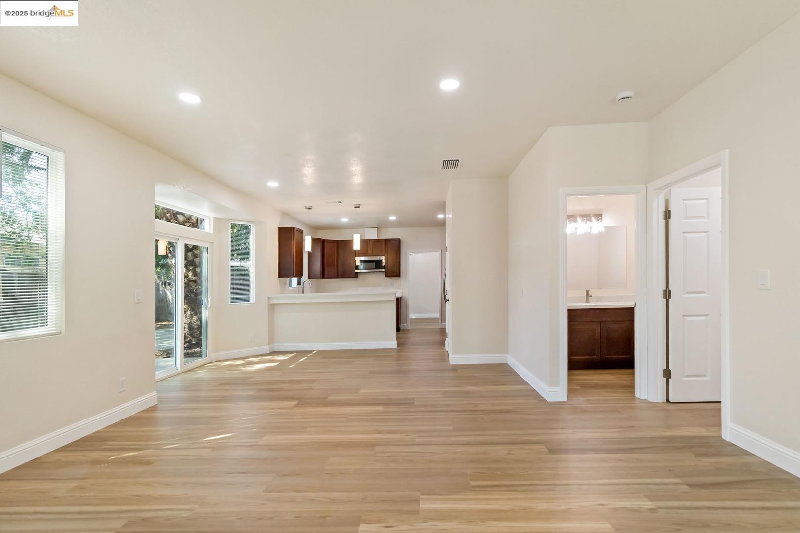 Detail Gallery Image 5 of 13 For 521 Freemark Ln, Oakley,  CA 94561 - 3 Beds | 2/1 Baths