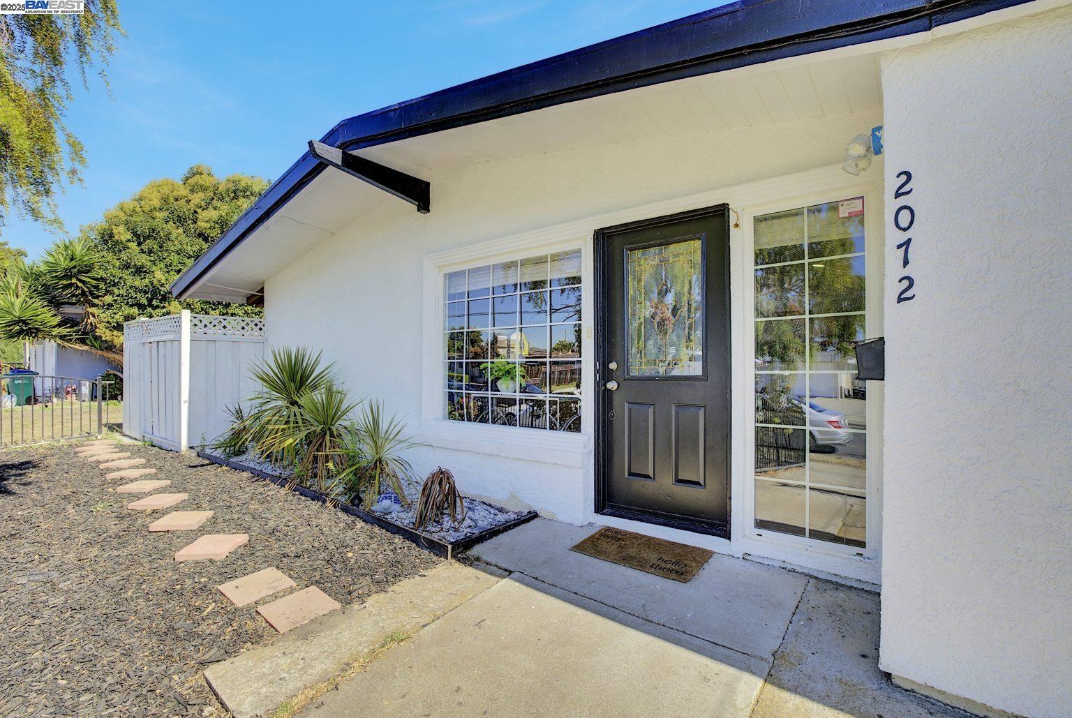 Detail Gallery Image 2 of 39 For 2072 Everglade St, Hayward,  CA 94545 - 3 Beds | 2 Baths