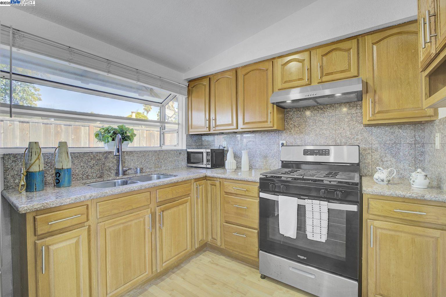 Detail Gallery Image 11 of 39 For 2072 Everglade St, Hayward,  CA 94545 - 3 Beds | 2 Baths