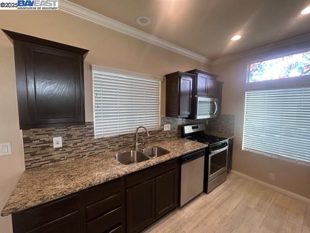 Detail Gallery Image 5 of 35 For 1200 W Winton #145,  Hayward,  CA 94545 - 2 Beds | 2 Baths