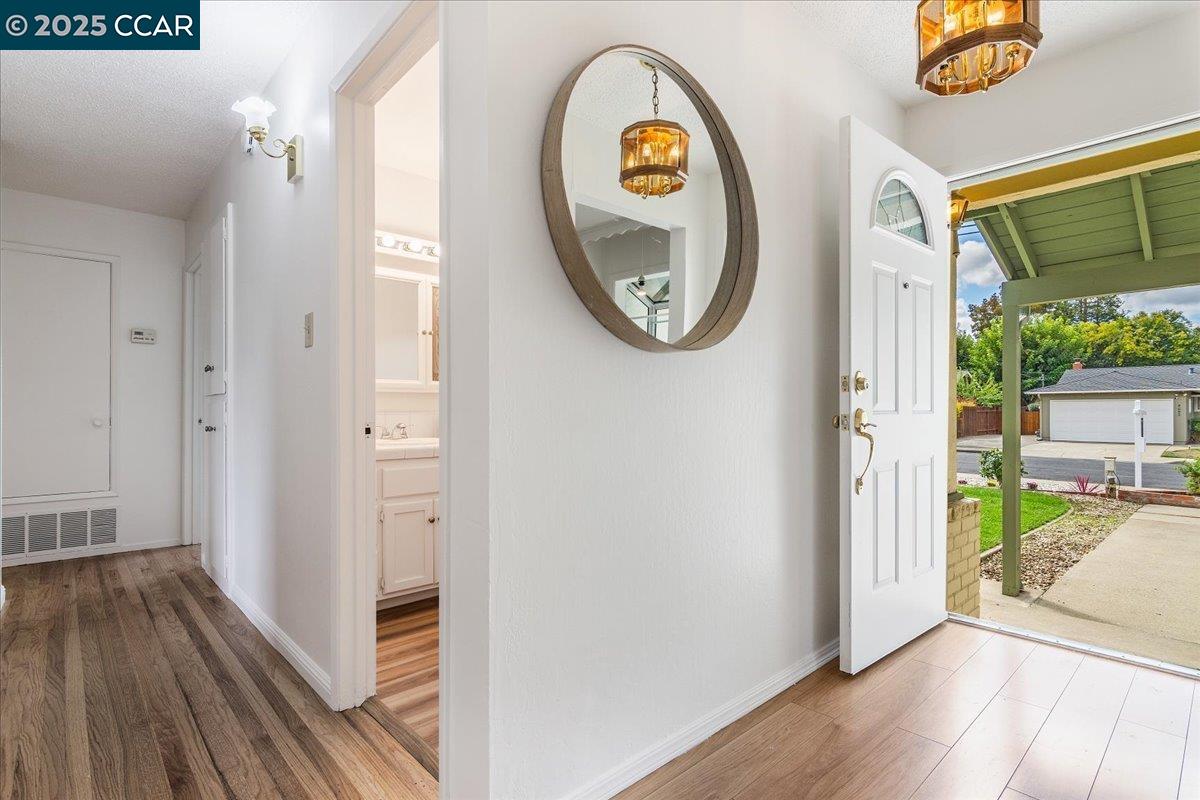 Detail Gallery Image 3 of 27 For 4081 Salem St, Concord,  CA 94521 - 3 Beds | 2 Baths