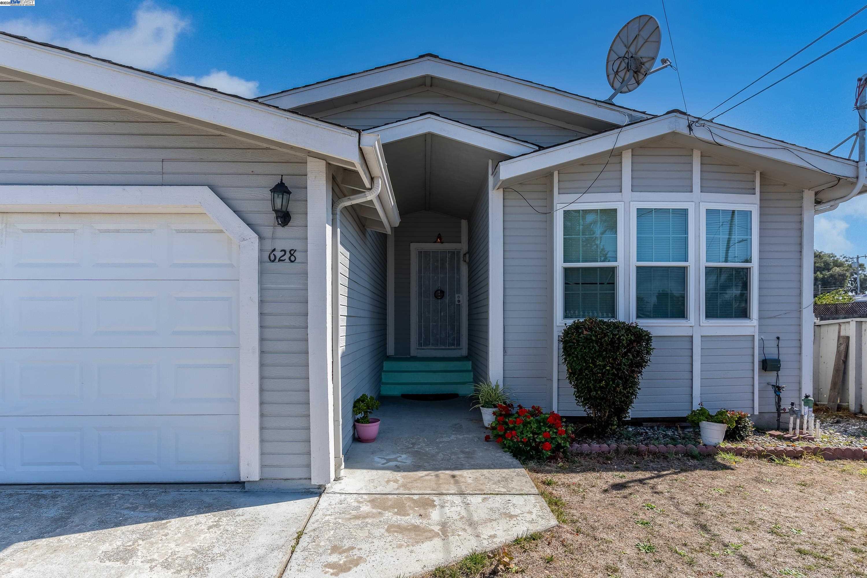 Detail Gallery Image 5 of 59 For 628 S 17th St, Richmond,  CA 94804 - 4 Beds | 2 Baths