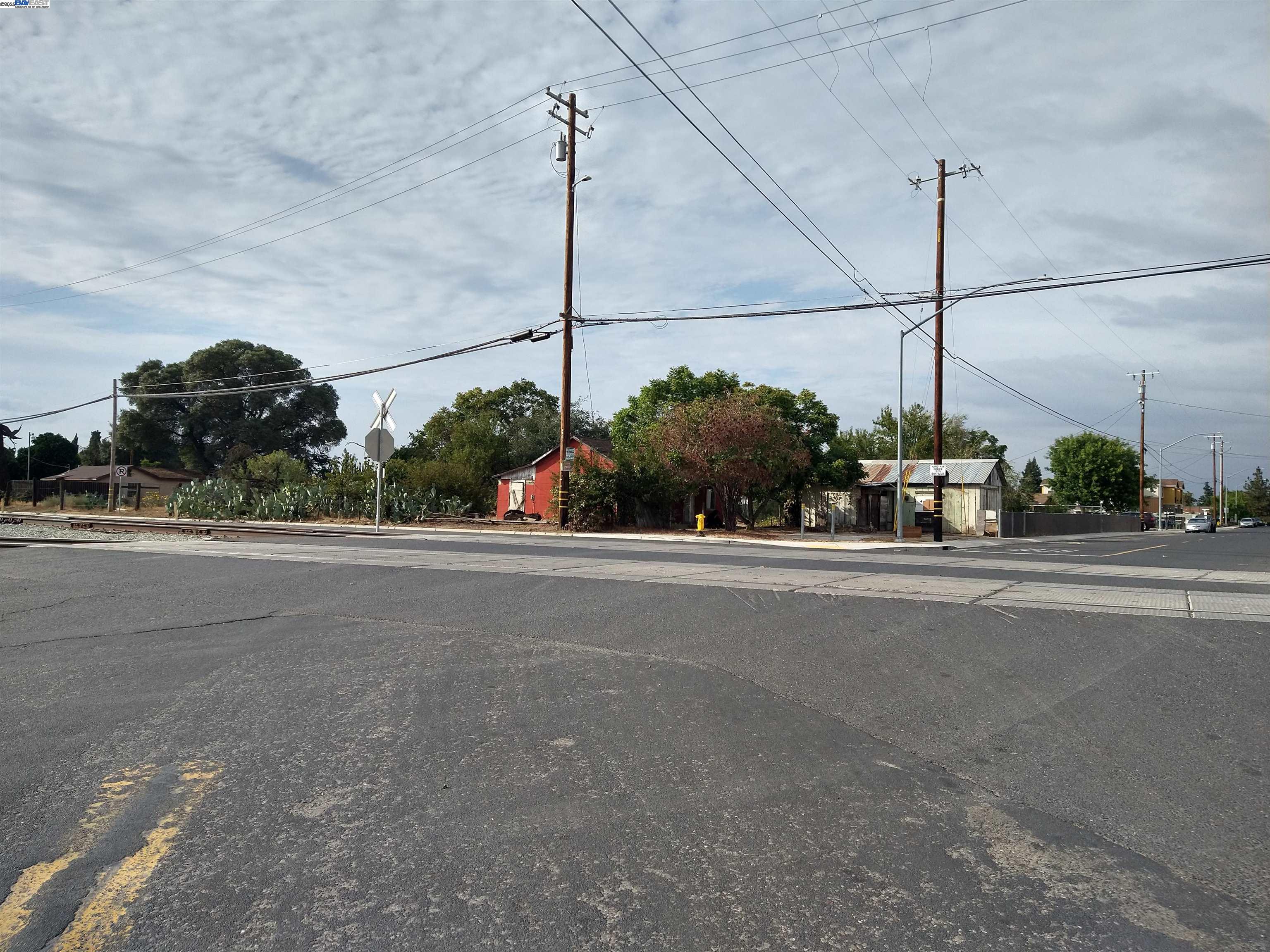 Detail Gallery Image 4 of 10 For 696 Pedersen Rd, Oakdale,  CA 95361 - 2 Beds | 1 Baths