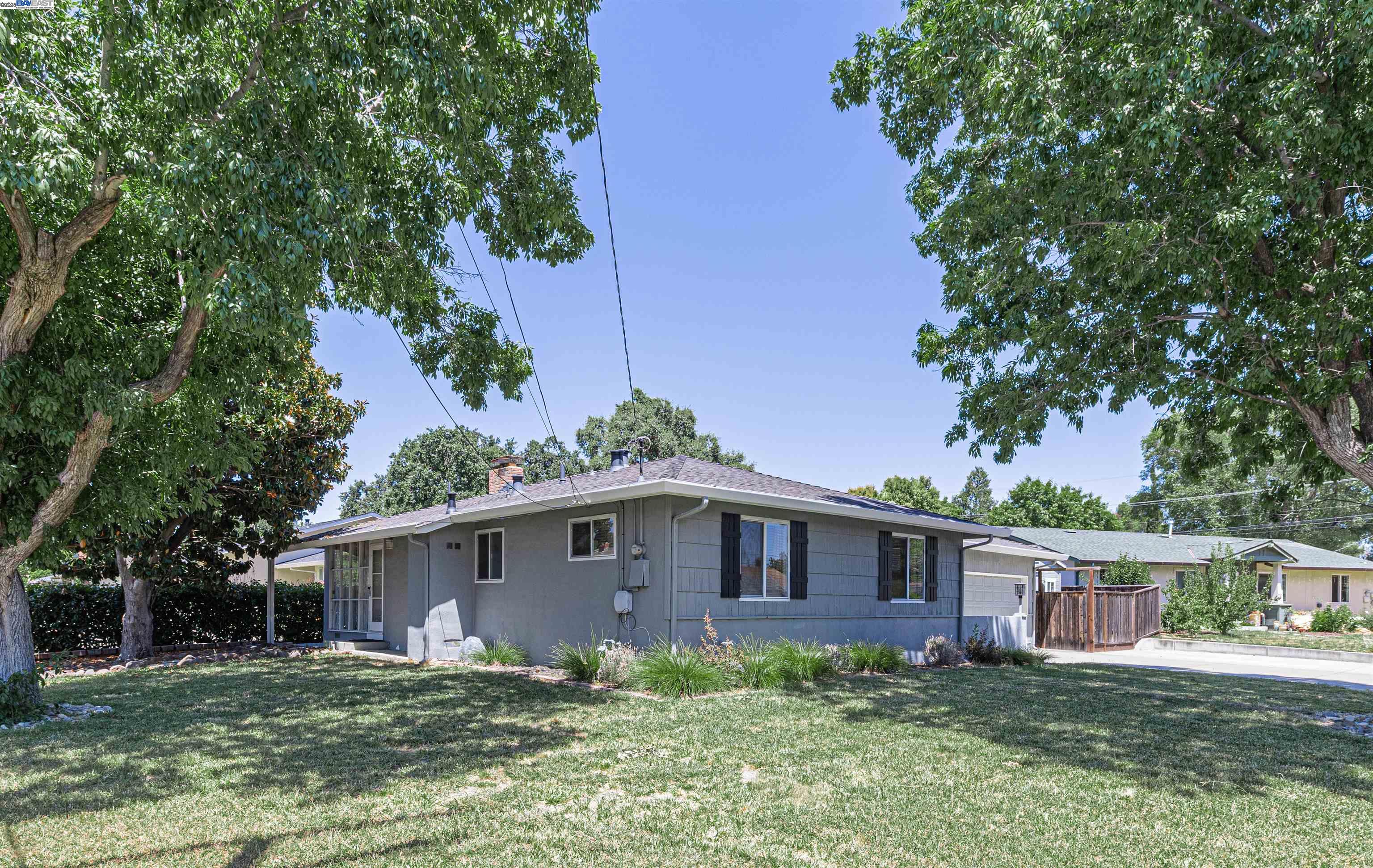 Detail Gallery Image 3 of 25 For 44 Duke Way, Pleasant Hill,  CA 94523 - 3 Beds | 2 Baths