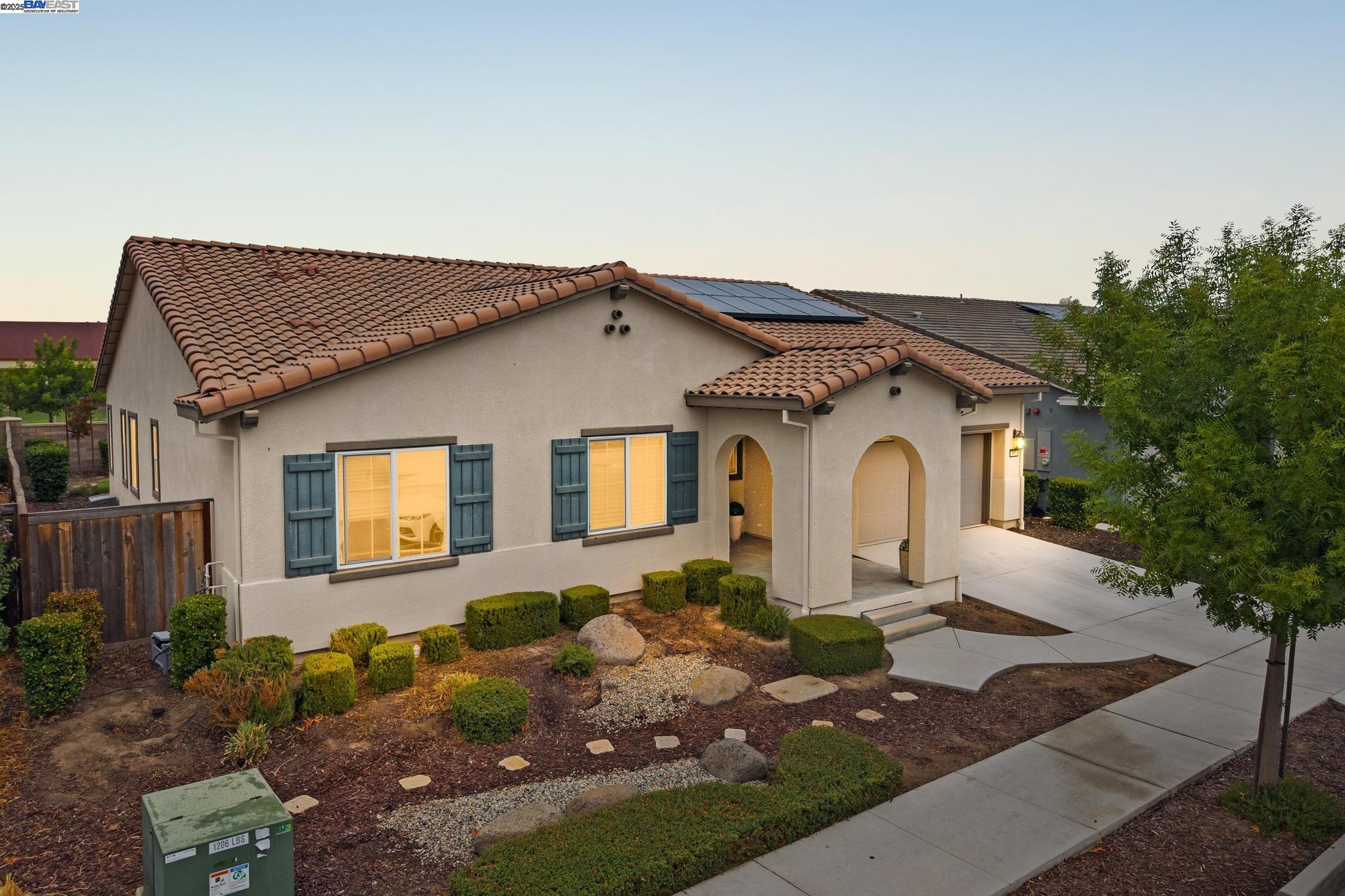 Detail Gallery Image 2 of 24 For 557 Albany St, Lathrop,  CA 95330 - 2 Beds | 2 Baths