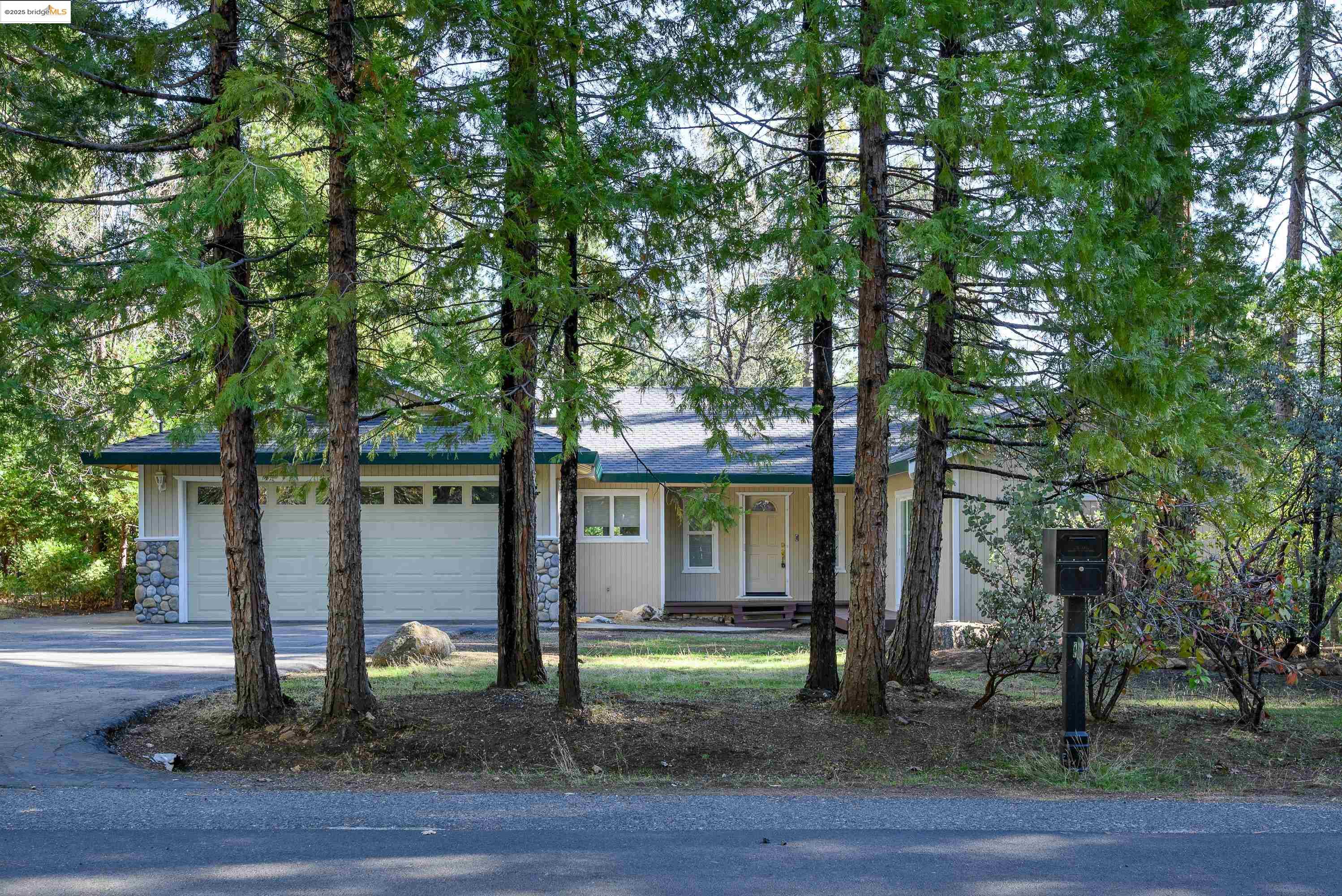 Detail Gallery Image 4 of 30 For 22749 Confidence Rd, Twain Harte,  CA 95383 - 3 Beds | 3 Baths