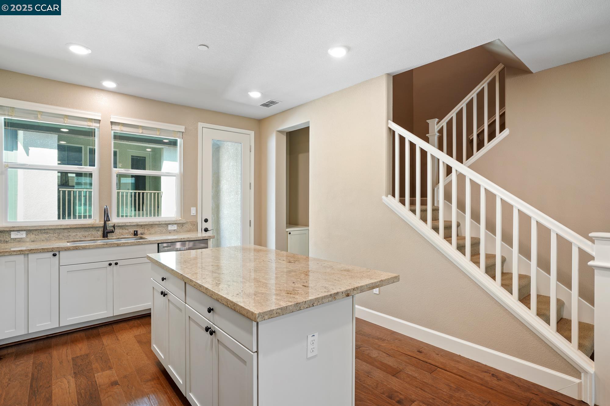 Detail Gallery Image 10 of 40 For 4016 Windsor Way, Dublin,  CA 94568 - 3 Beds | 3/1 Baths