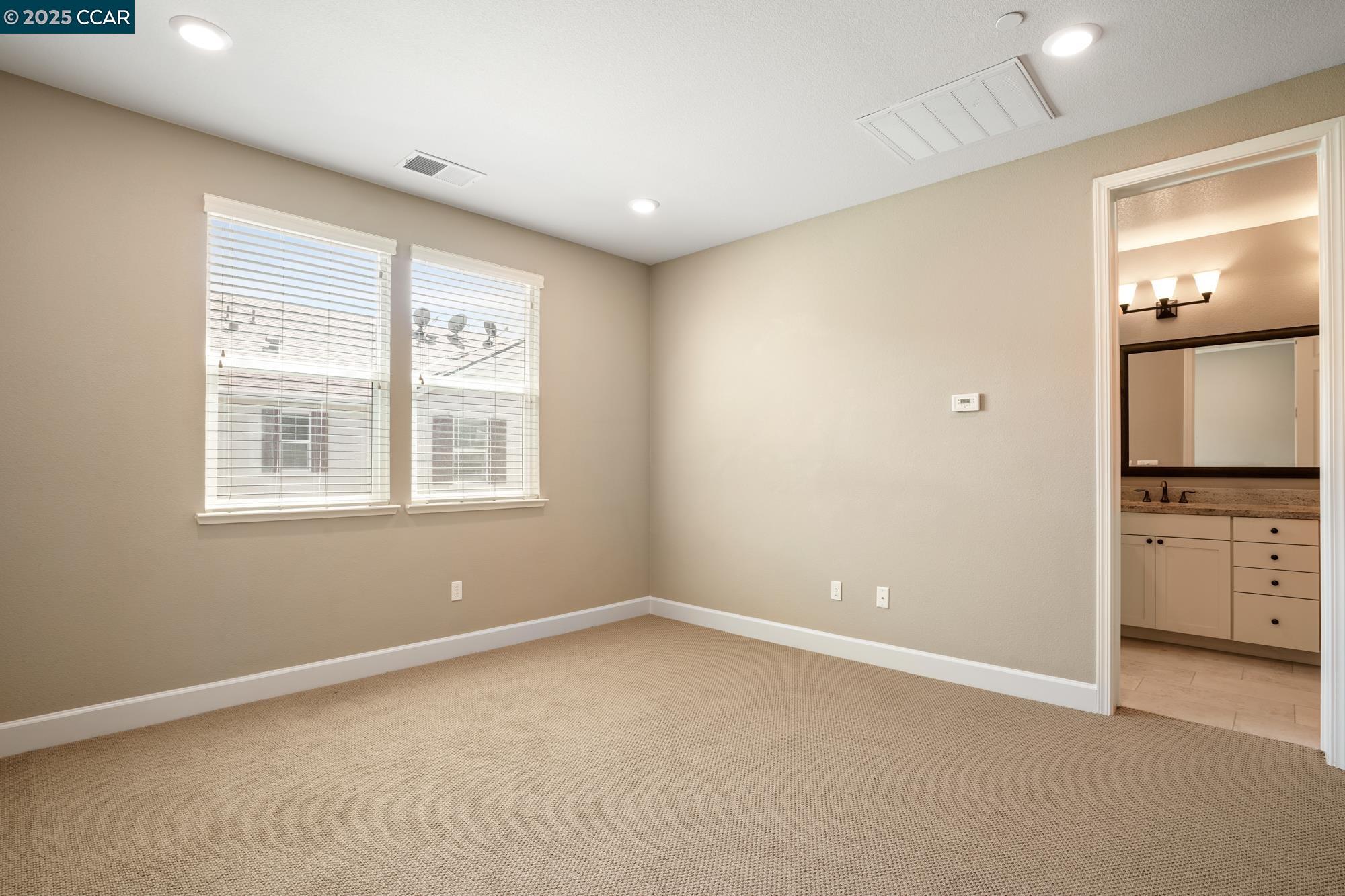 Detail Gallery Image 14 of 40 For 4016 Windsor Way, Dublin,  CA 94568 - 3 Beds | 3/1 Baths