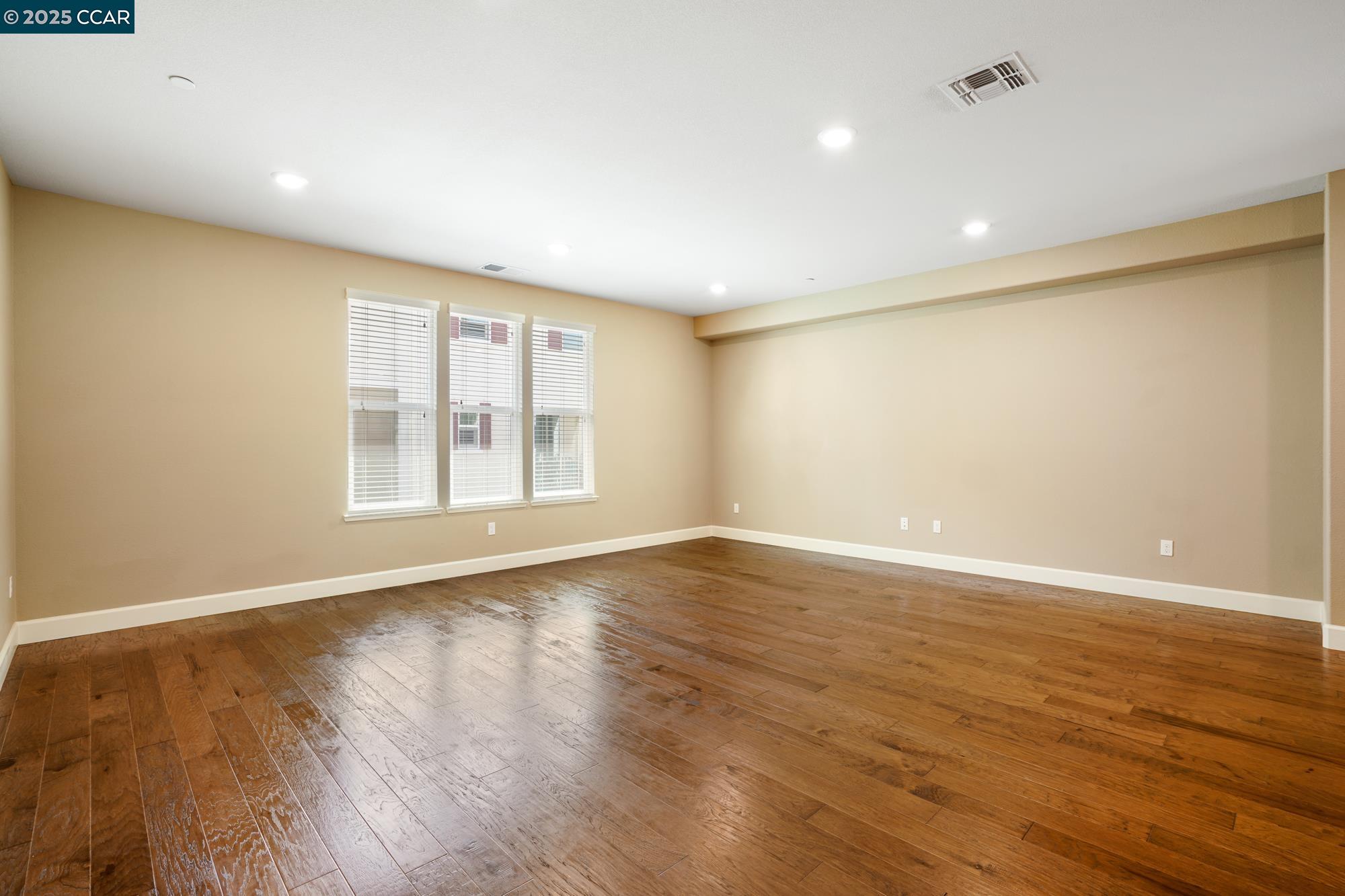 Detail Gallery Image 3 of 40 For 4016 Windsor Way, Dublin,  CA 94568 - 3 Beds | 3/1 Baths