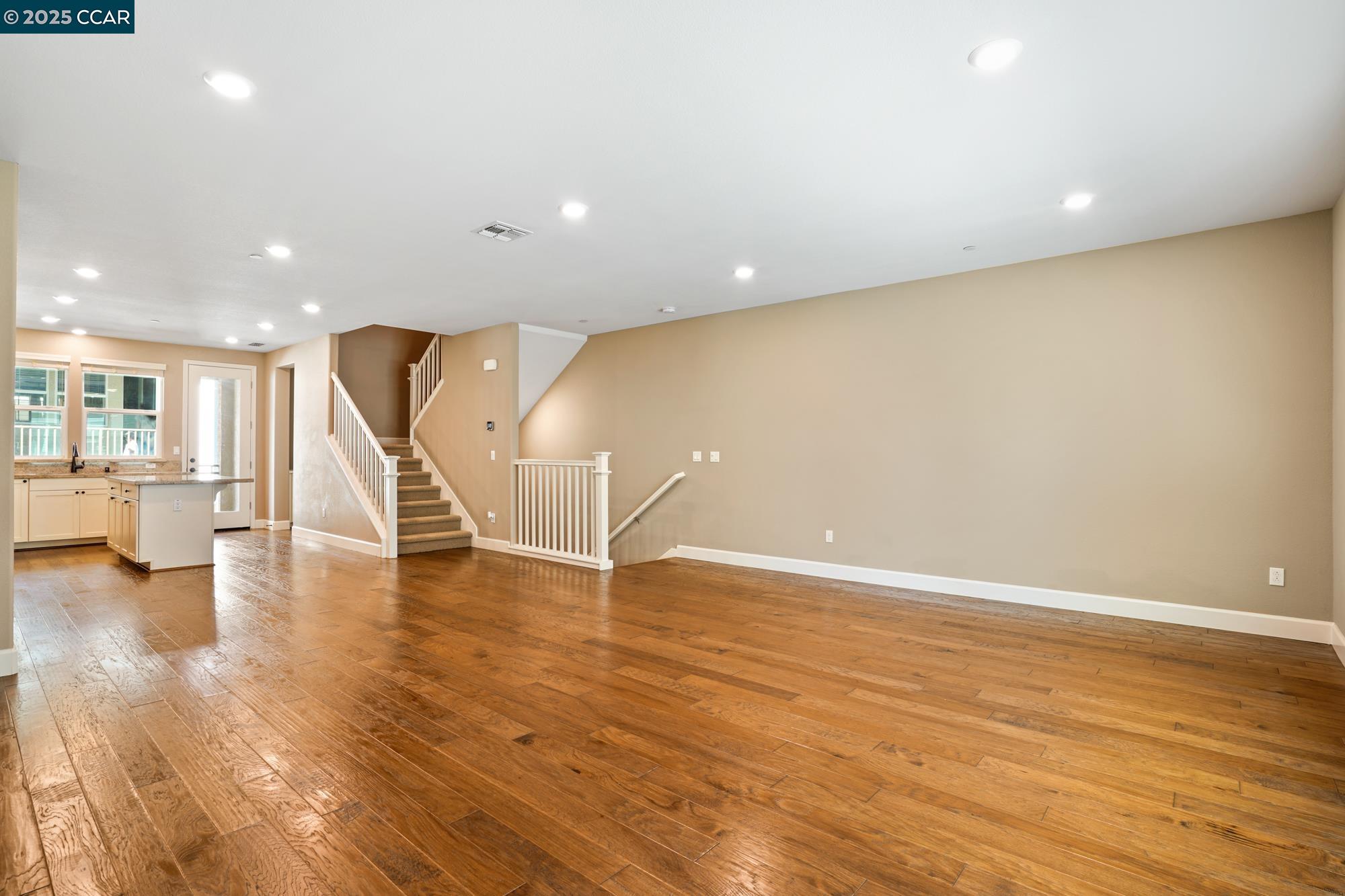 Detail Gallery Image 5 of 40 For 4016 Windsor Way, Dublin,  CA 94568 - 3 Beds | 3/1 Baths