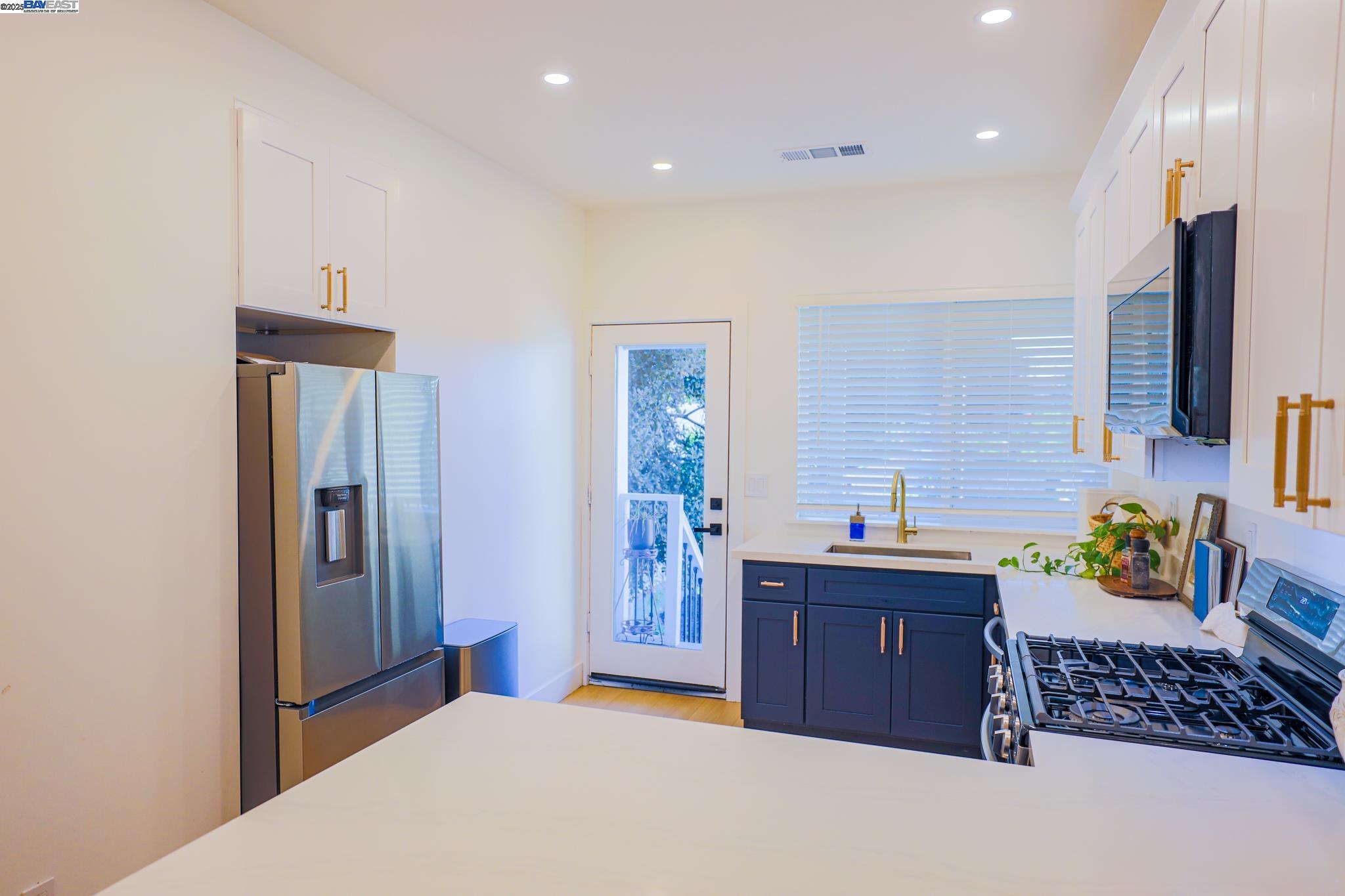 Detail Gallery Image 8 of 25 For 1019 Campbell St, Oakland,  CA 94607 - 2 Beds | 2 Baths