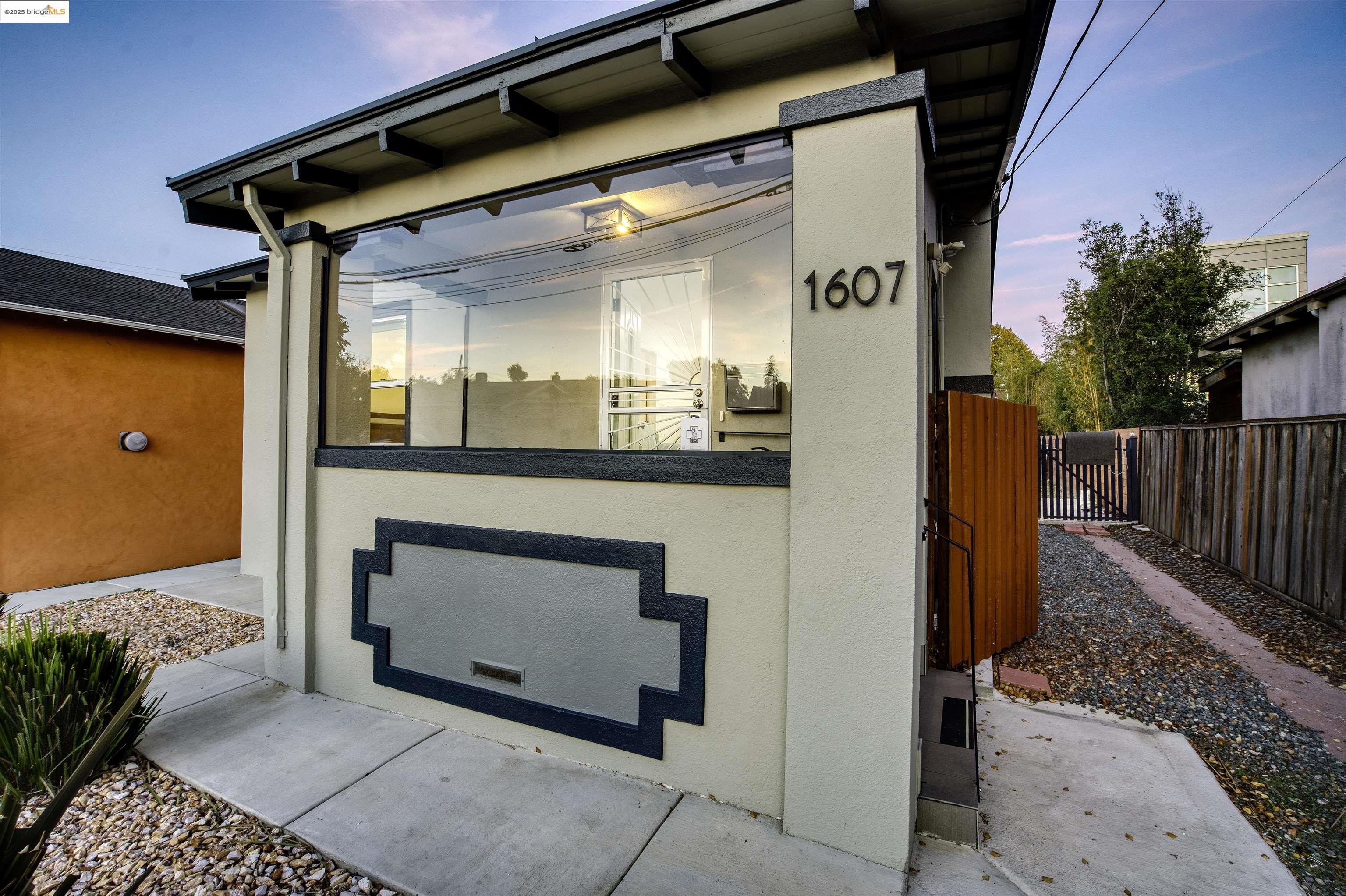 Detail Gallery Image 3 of 40 For 1607 10th St, Berkeley,  CA 94710 - 2 Beds | 1 Baths