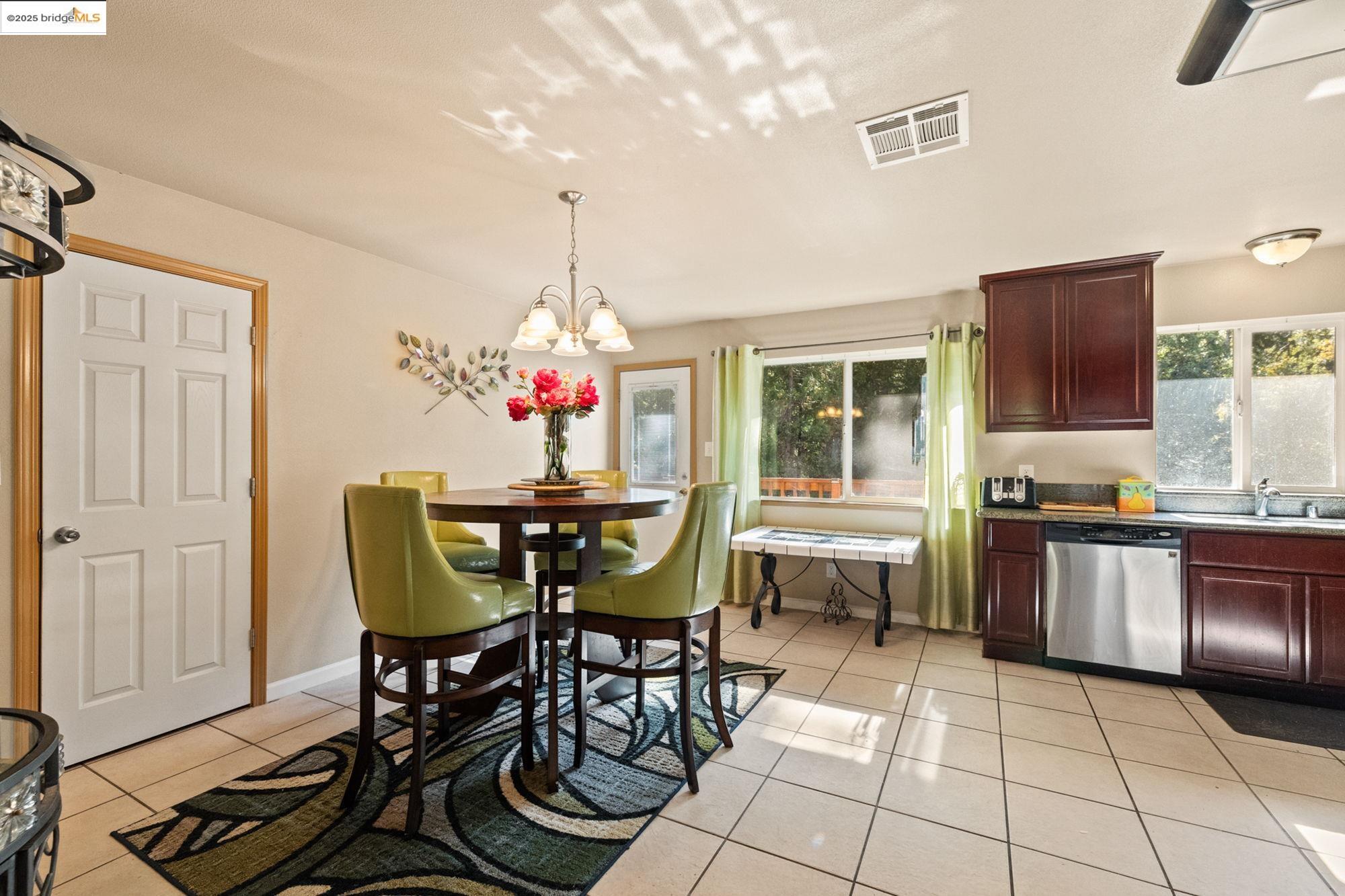 Detail Gallery Image 9 of 42 For 16512 S Creekside Drive, Sonora,  CA 95370 - 5 Beds | 3 Baths