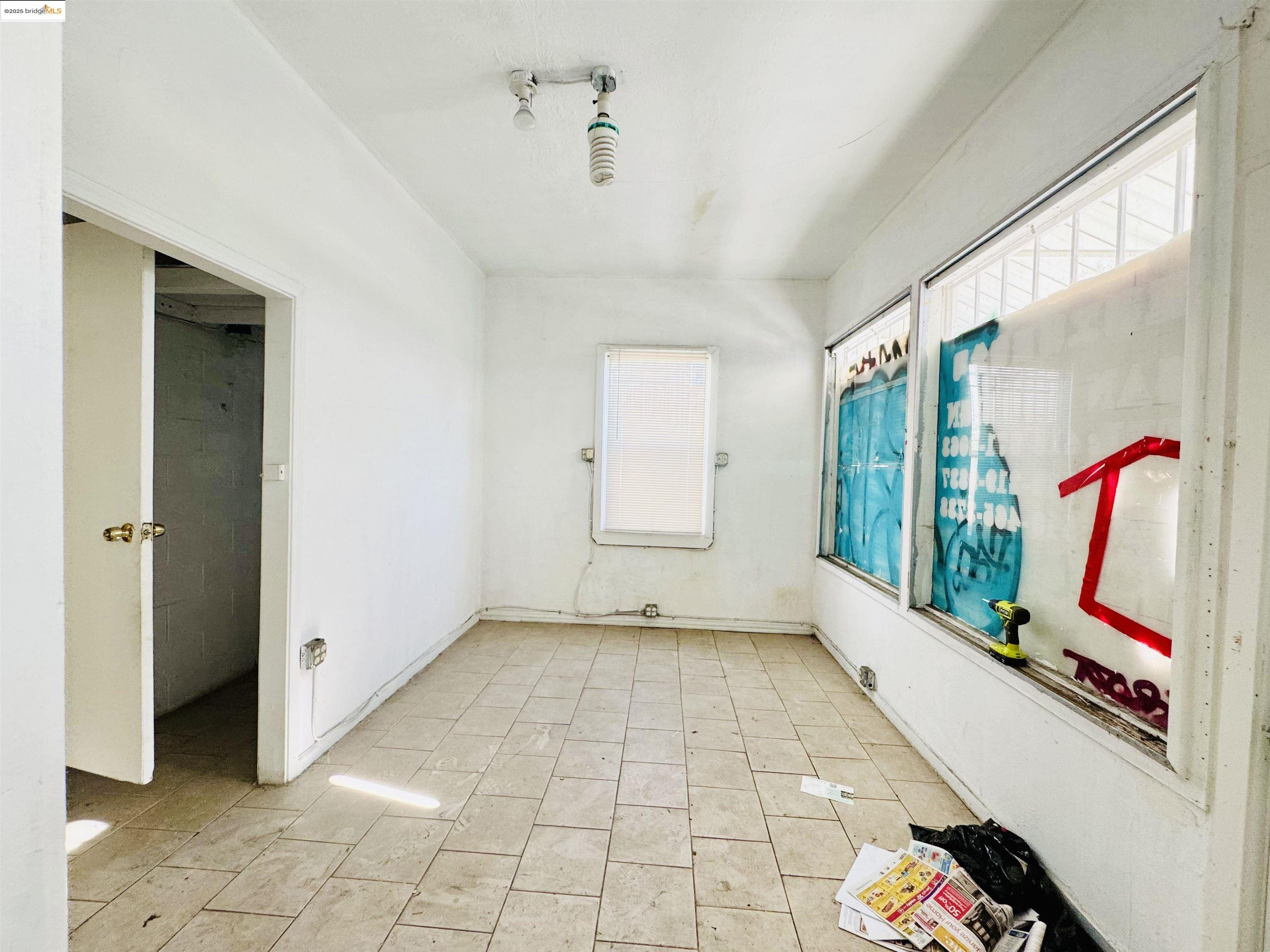 Detail Gallery Image 11 of 33 For 220 International Blvd, Oakland,  CA 94606 - – Beds | – Baths