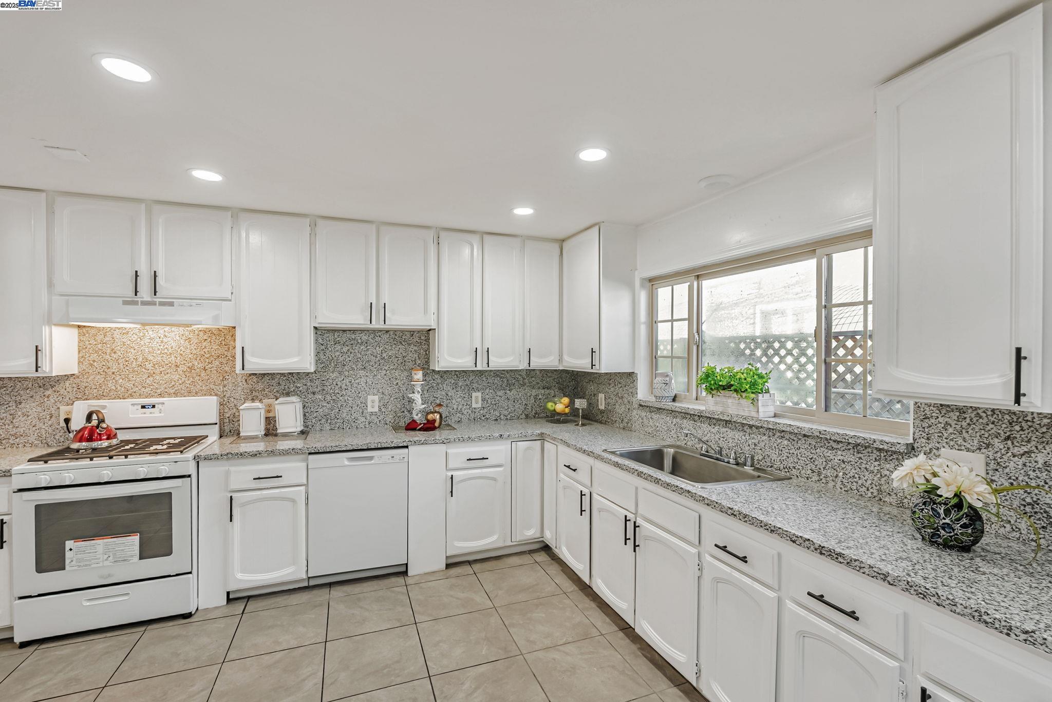 Detail Gallery Image 10 of 60 For 1235 Westwood St, Hayward,  CA 94544 - 6 Beds | 4 Baths