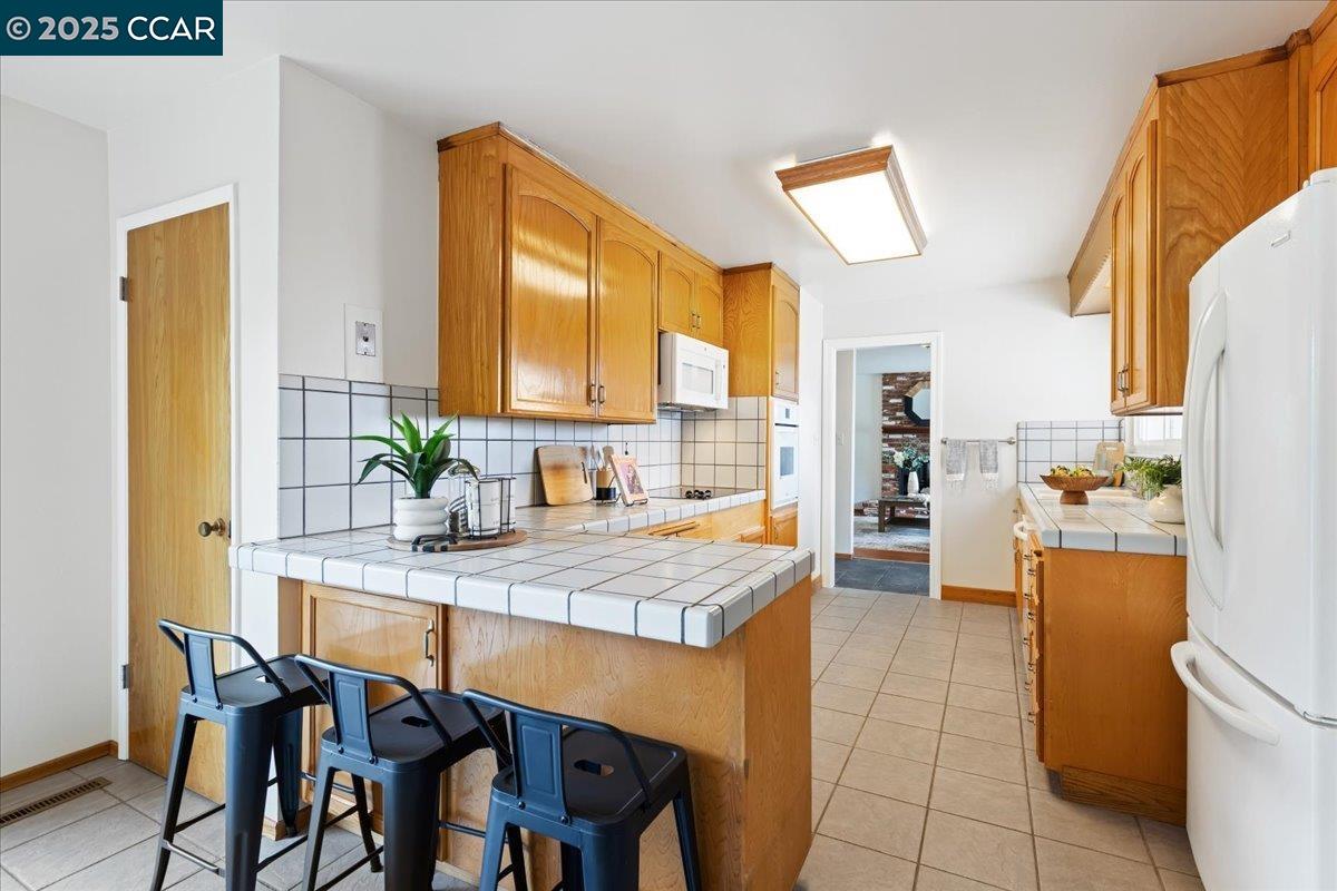 Detail Gallery Image 12 of 28 For 1293 Vistagrand Dr, San Leandro,  CA 94577 - 3 Beds | 2 Baths