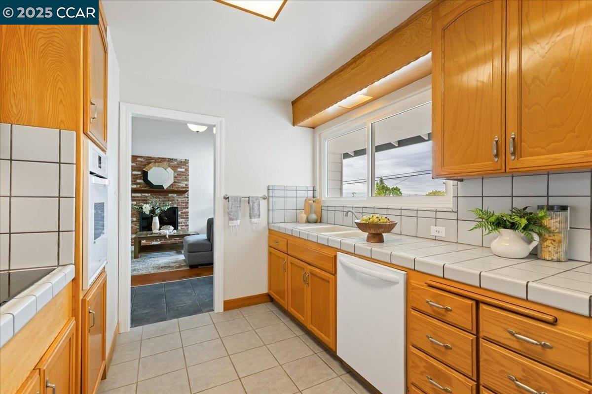 Detail Gallery Image 15 of 28 For 1293 Vistagrand Dr, San Leandro,  CA 94577 - 3 Beds | 2 Baths