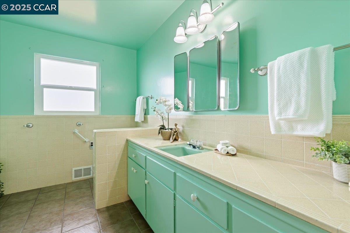 Detail Gallery Image 20 of 28 For 1293 Vistagrand Dr, San Leandro,  CA 94577 - 3 Beds | 2 Baths