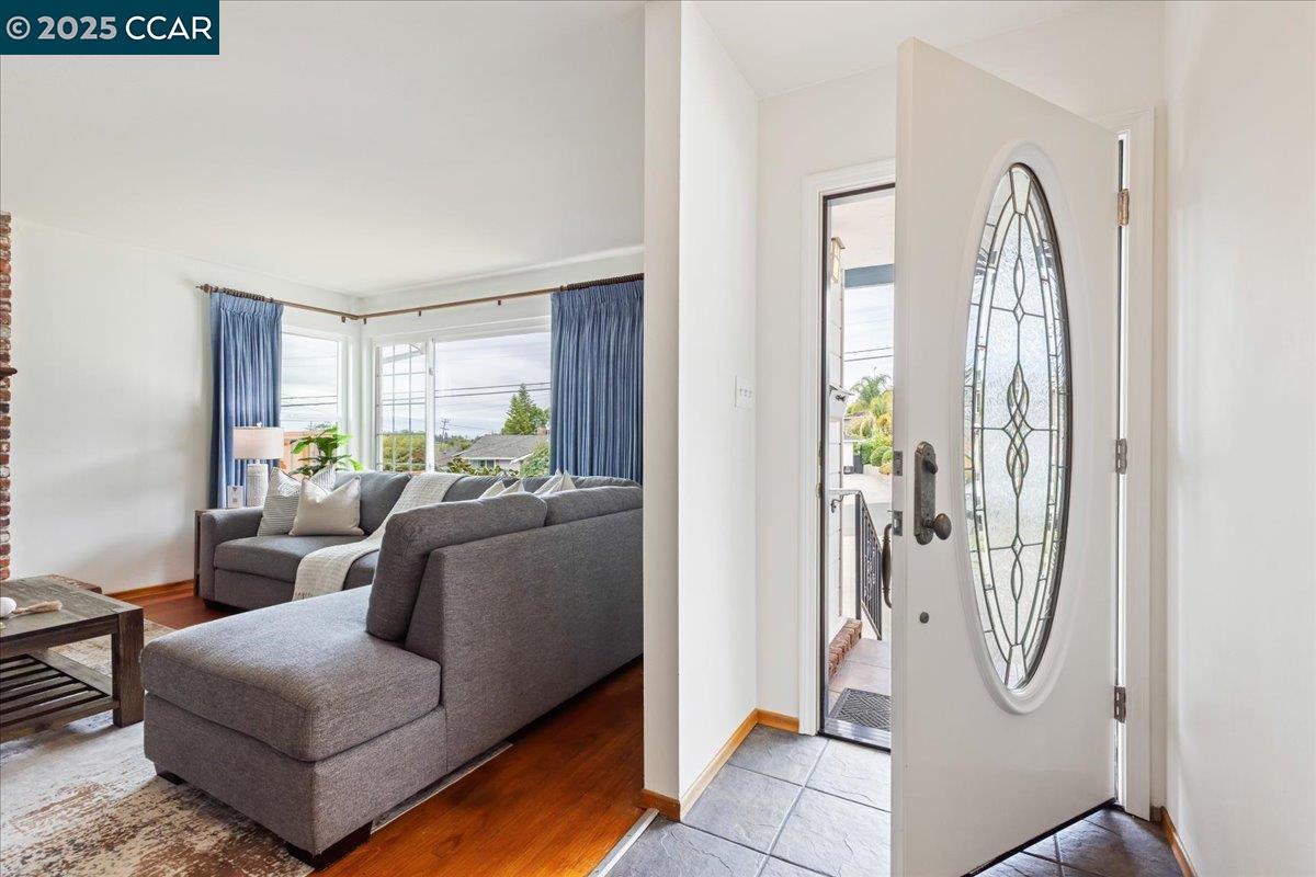 Detail Gallery Image 5 of 28 For 1293 Vistagrand Dr, San Leandro,  CA 94577 - 3 Beds | 2 Baths