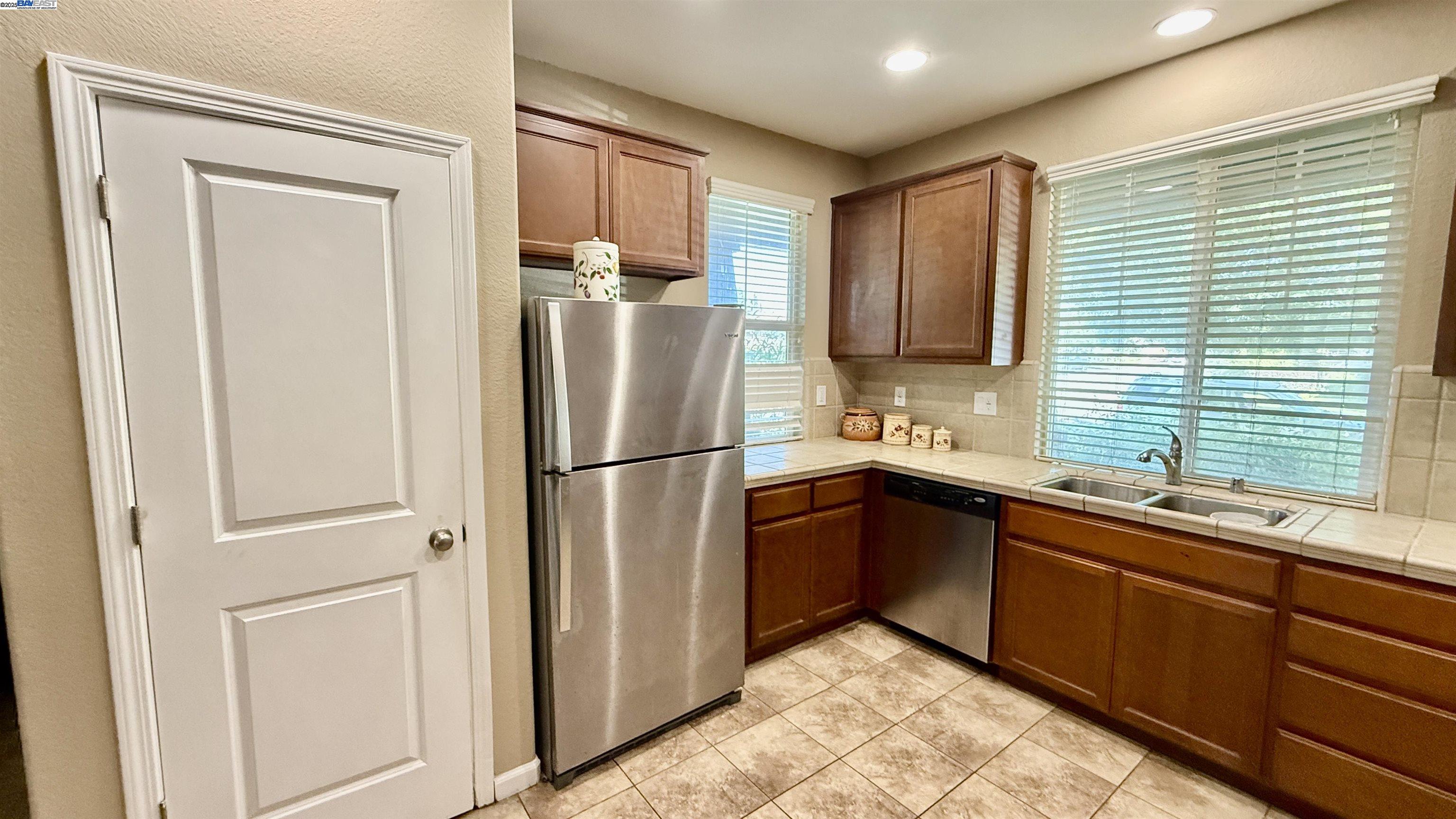 Detail Gallery Image 4 of 9 For 1431 Paco Way, Manteca,  CA 95337 - 3 Beds | 2 Baths