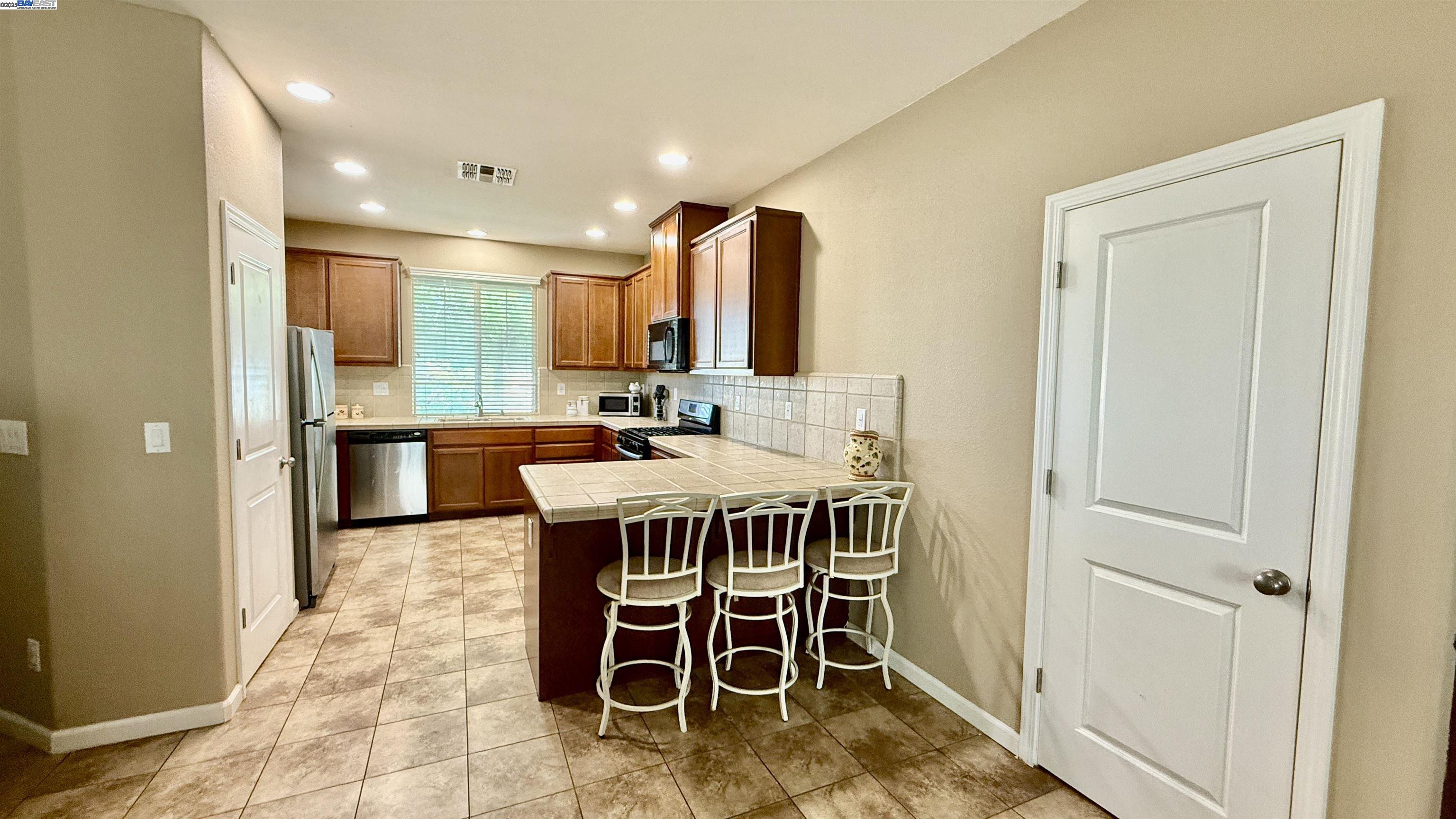 Detail Gallery Image 5 of 9 For 1431 Paco Way, Manteca,  CA 95337 - 3 Beds | 2 Baths
