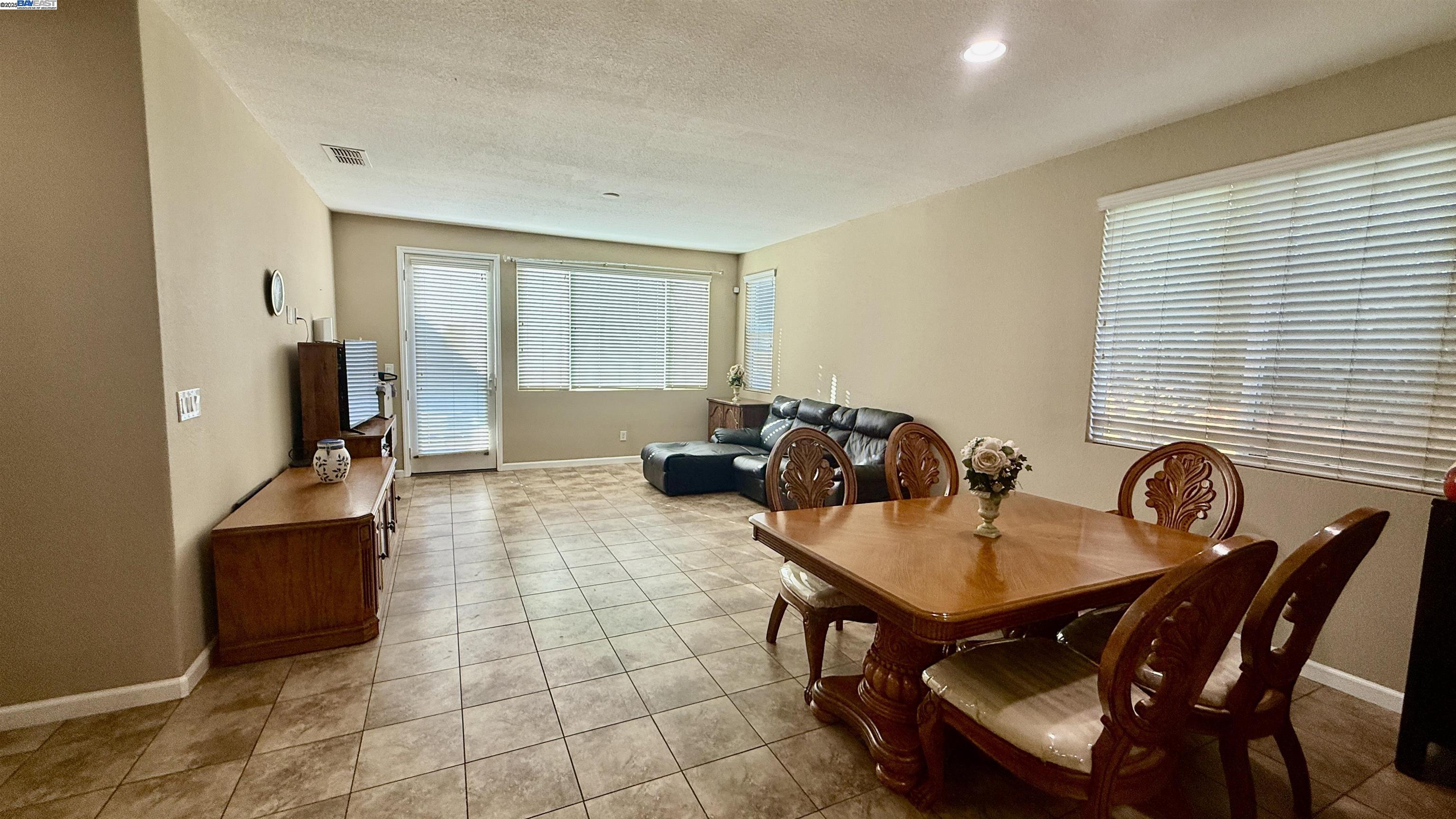 Detail Gallery Image 6 of 9 For 1431 Paco Way, Manteca,  CA 95337 - 3 Beds | 2 Baths