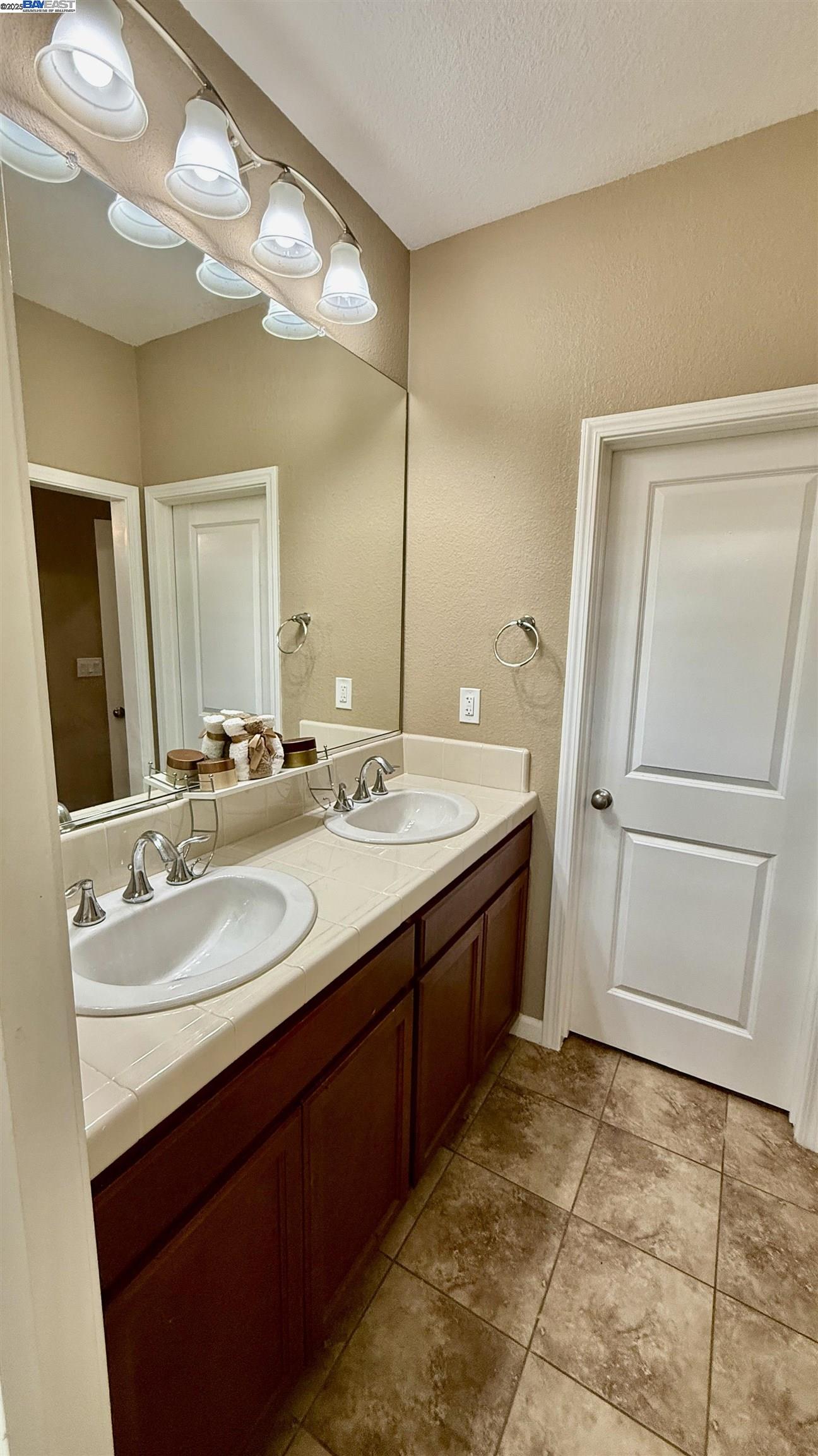 Detail Gallery Image 8 of 9 For 1431 Paco Way, Manteca,  CA 95337 - 3 Beds | 2 Baths