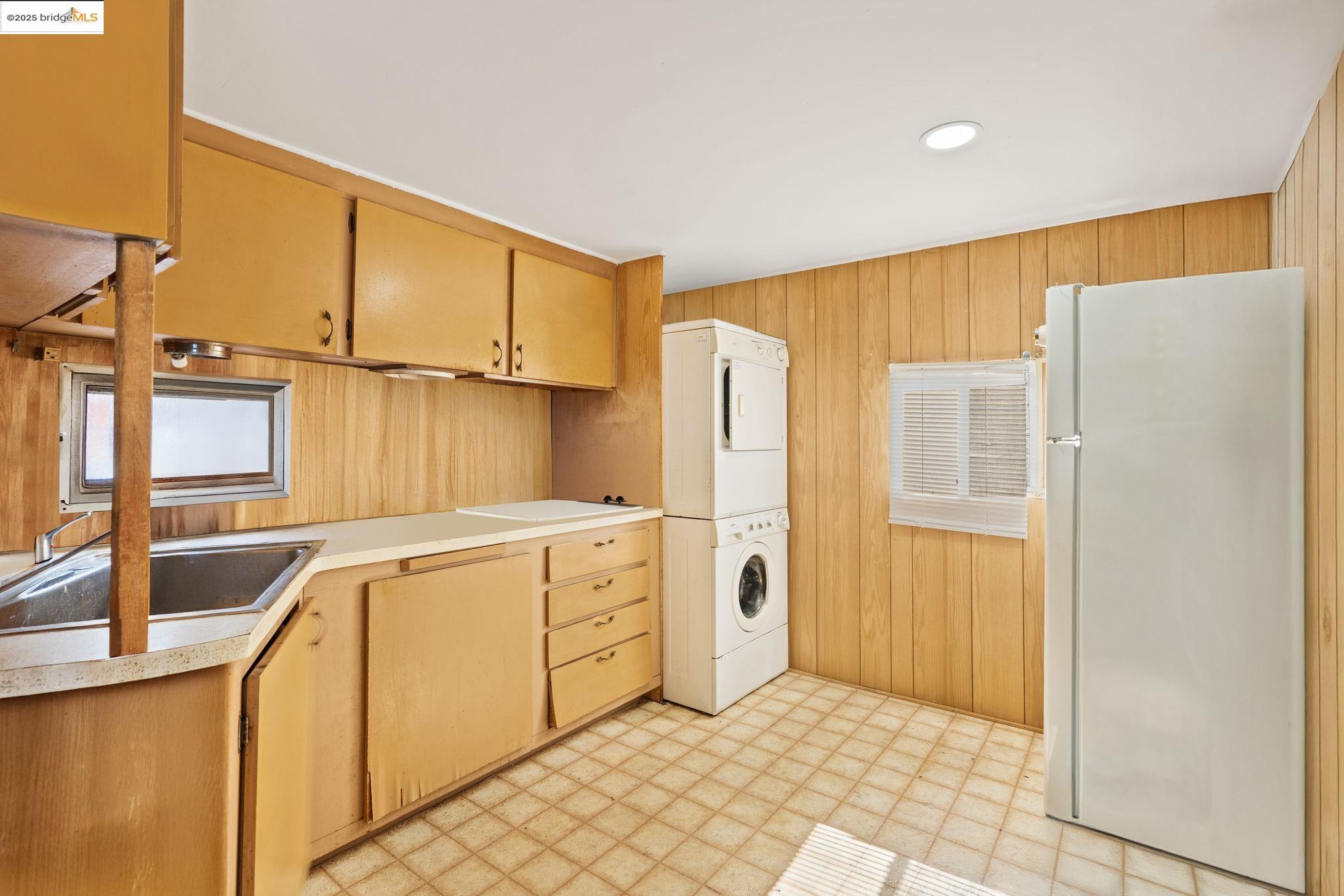 Detail Gallery Image 3 of 9 For 15263 Hesperian Blvd #13,  San Leandro,  CA 94578 - 1 Beds | 1 Baths