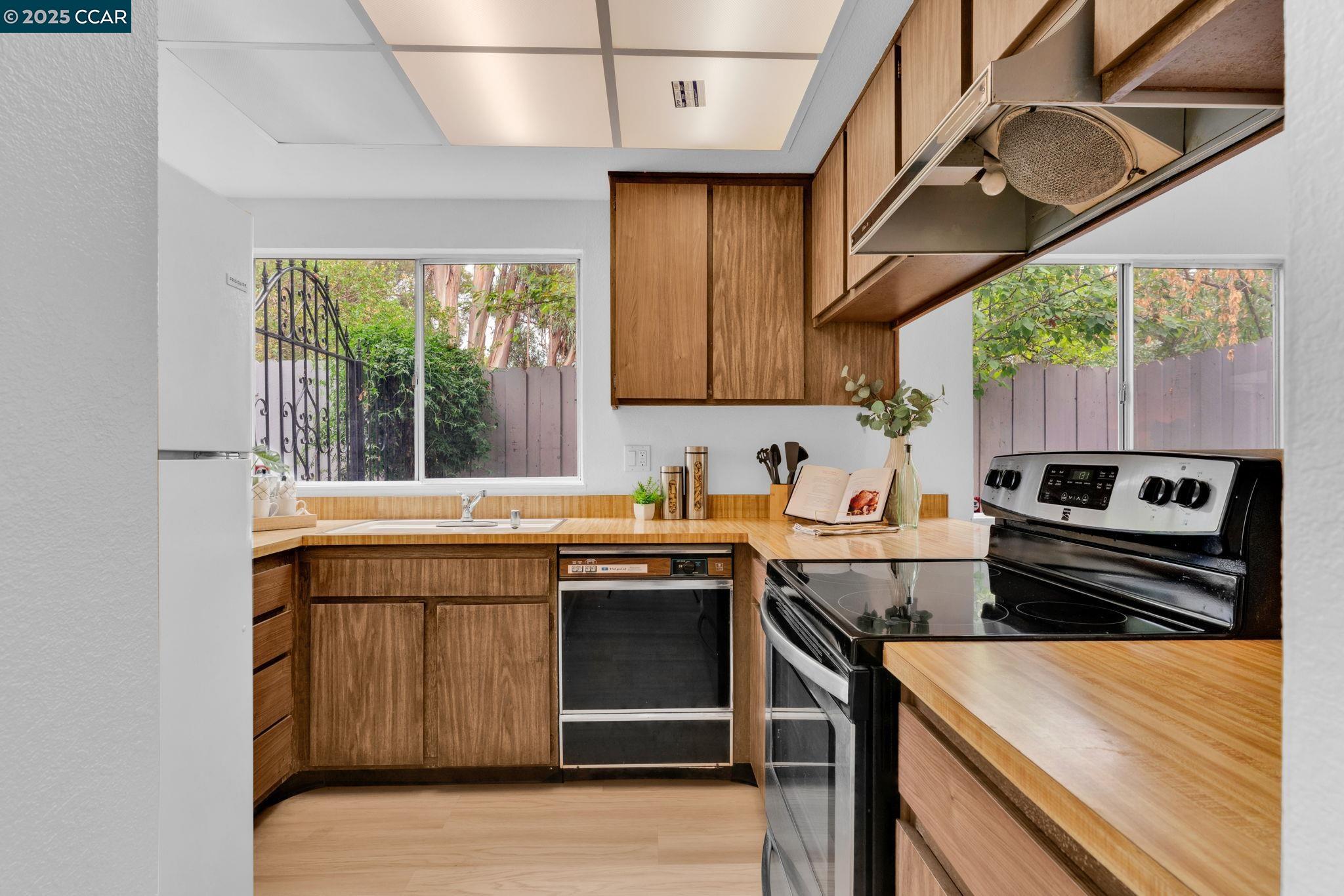 Detail Gallery Image 11 of 36 For 996 Coral Ridge Cir, Rodeo,  CA 94572 - 3 Beds | 2 Baths