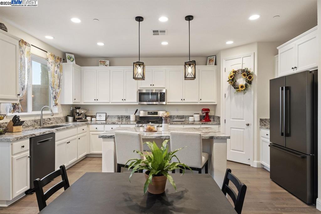 Detail Gallery Image 8 of 40 For 2525 Modena Dr., Pittsburg,  CA 94565 - 5 Beds | 3 Baths