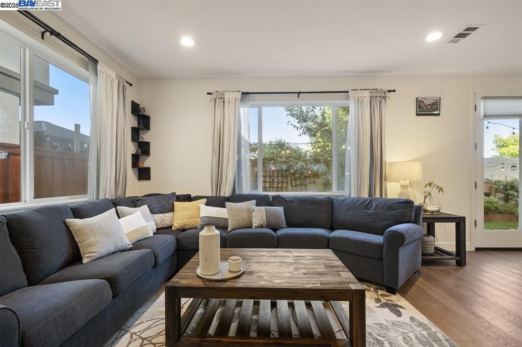 Detail Gallery Image 10 of 40 For 2525 Modena Dr., Pittsburg,  CA 94565 - 5 Beds | 3 Baths