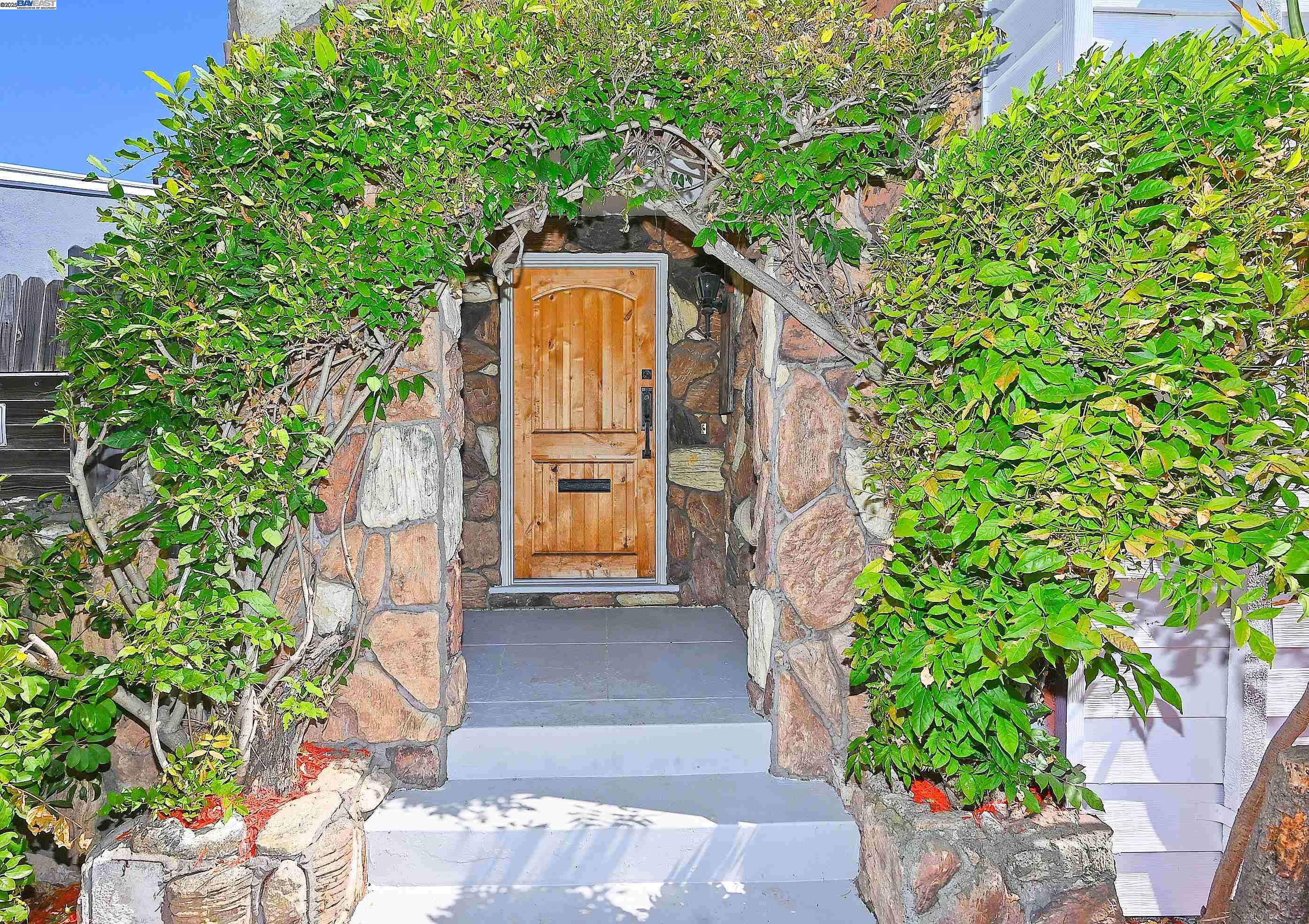 Detail Gallery Image 3 of 23 For 333 Central, Alameda,  CA 94501 - 2 Beds | 1 Baths