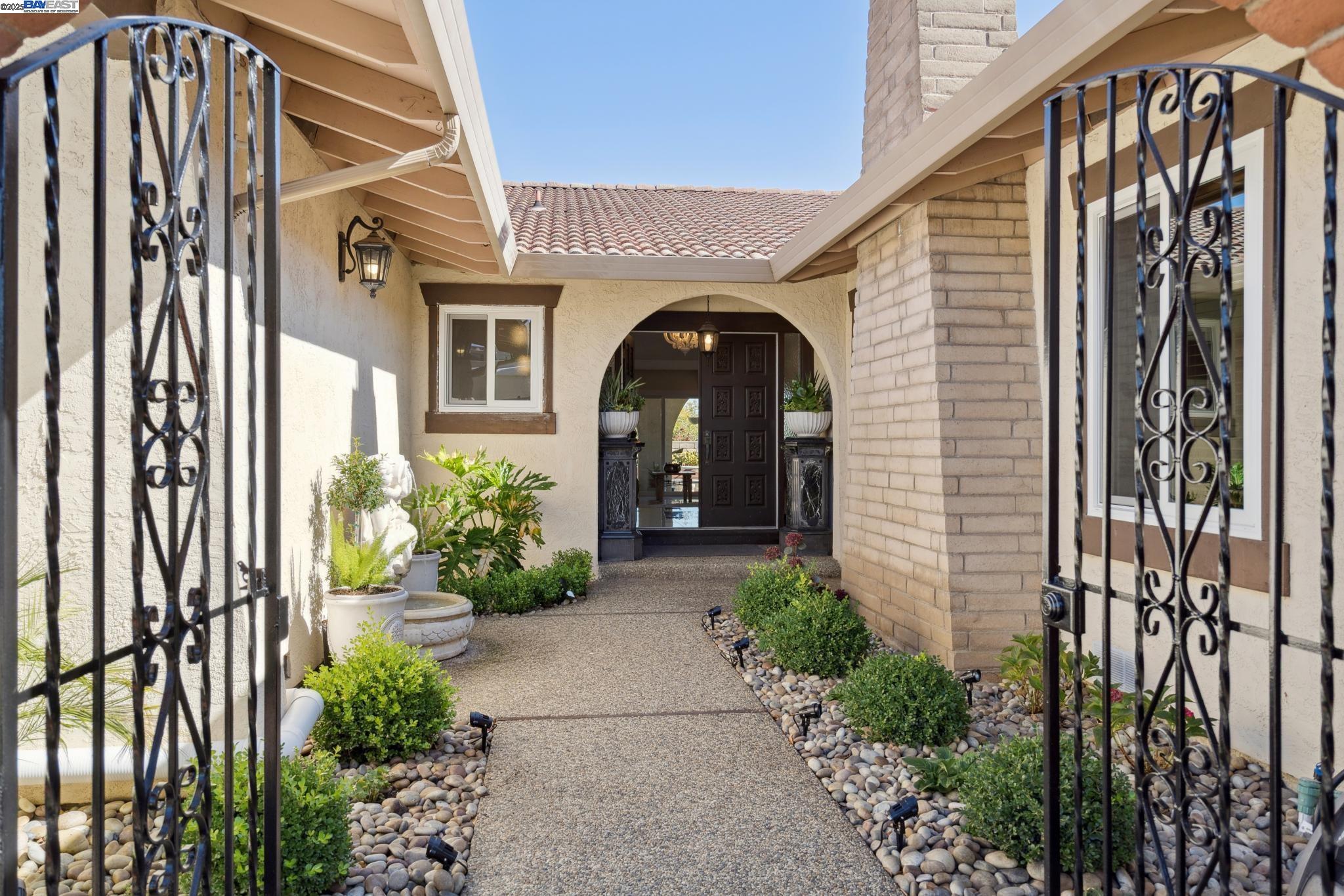 Detail Gallery Image 3 of 60 For 6066 Monte Verde Ct, Castro Valley,  CA 94552 - 4 Beds | 2/1 Baths