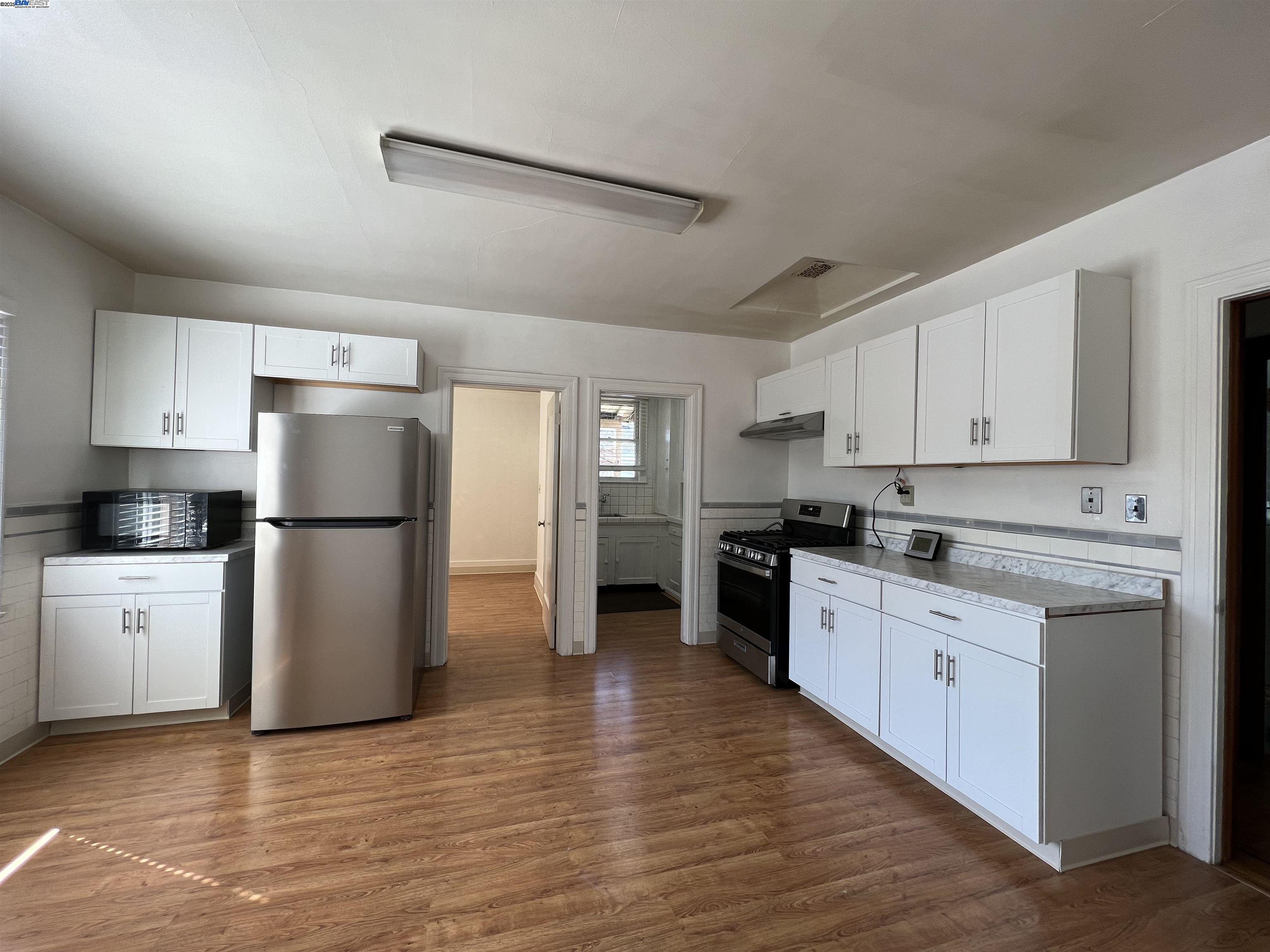 Detail Gallery Image 4 of 12 For 1301 9th St, Alameda,  CA 94501 - – Beds | – Baths