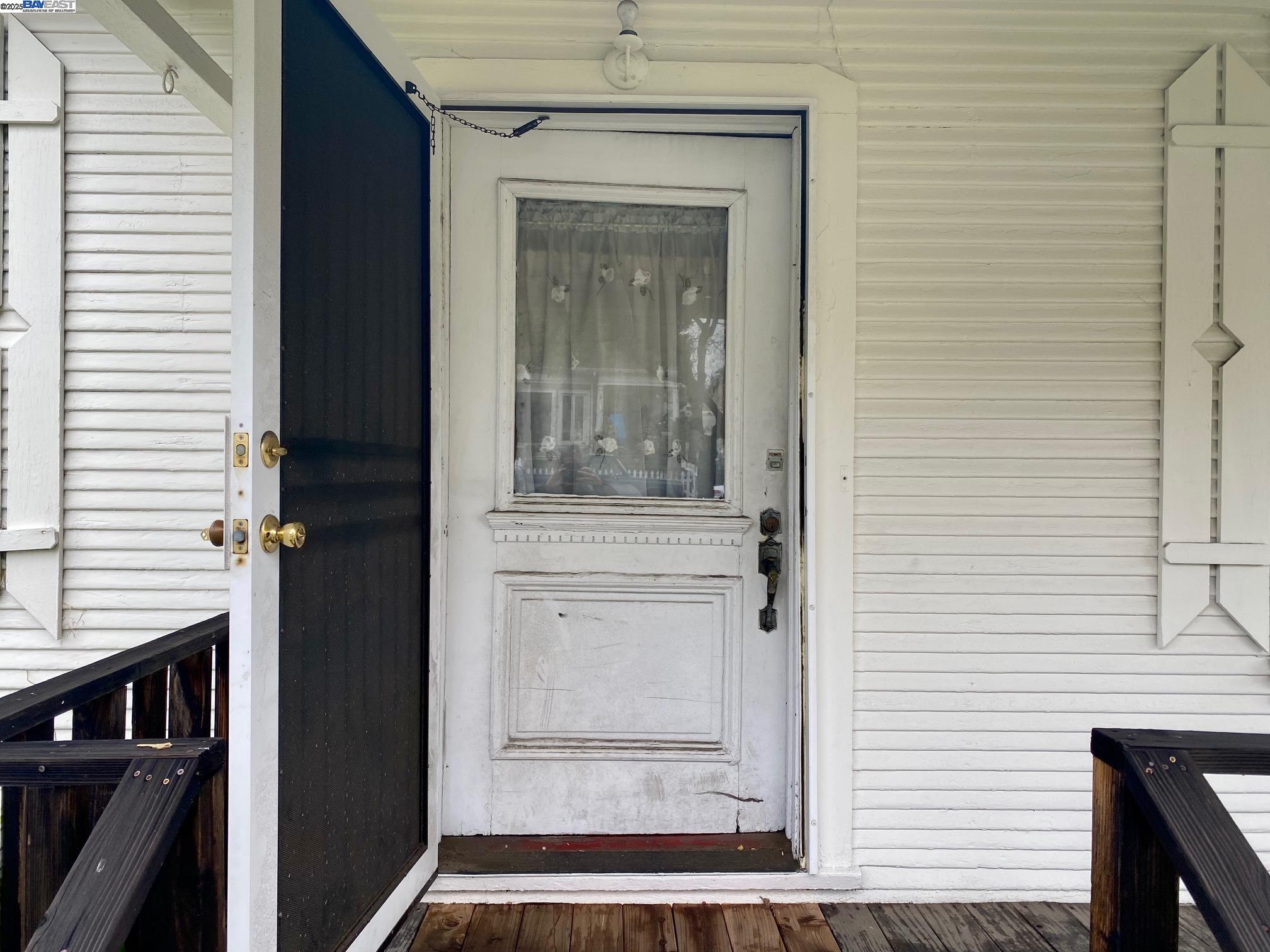 Detail Gallery Image 4 of 11 For 549 Pacific Ave, Alameda,  CA 94501 - 2 Beds | 1 Baths