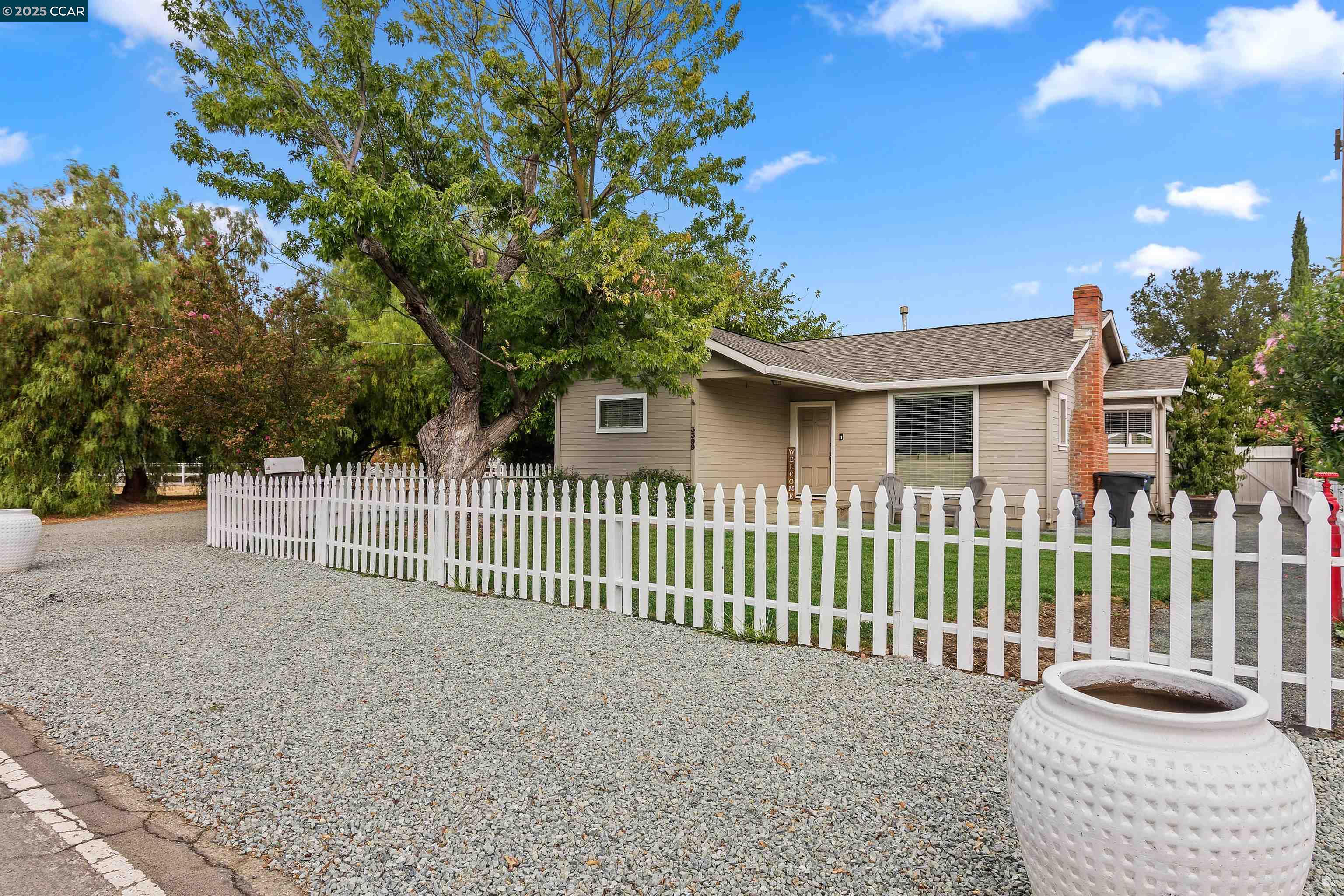 Detail Gallery Image 4 of 57 For 3399 Euclid Ave, Concord,  CA 94519 - 3 Beds | 2 Baths