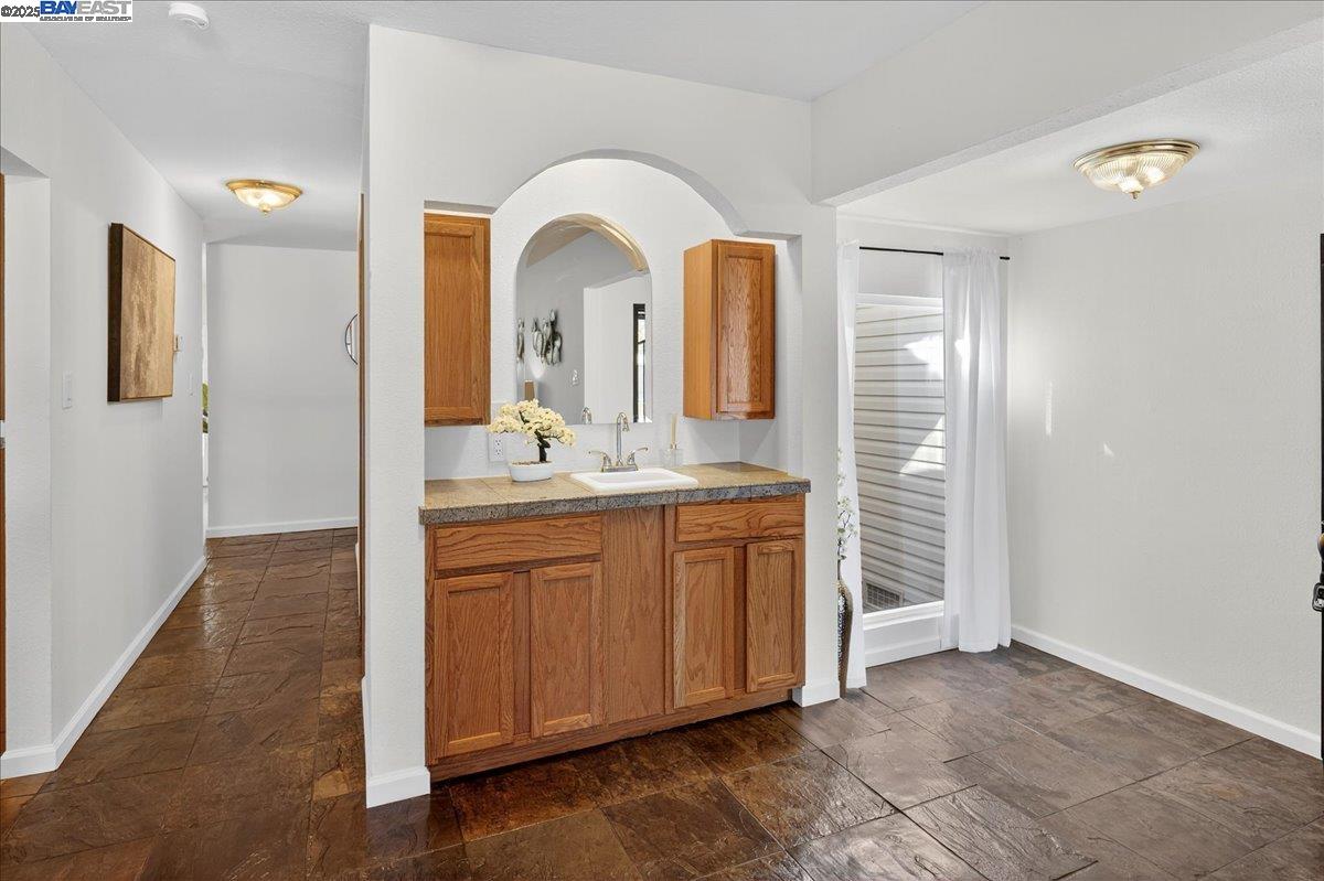 Detail Gallery Image 9 of 37 For 18201 Lake Chabot Rd, Castro Valley,  CA 94546 - 3 Beds | 2 Baths