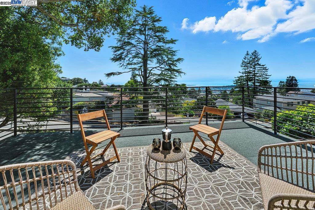 Detail Gallery Image 3 of 42 For 411 Vassar Ave, Berkeley,  CA 94708 - 3 Beds | 3 Baths