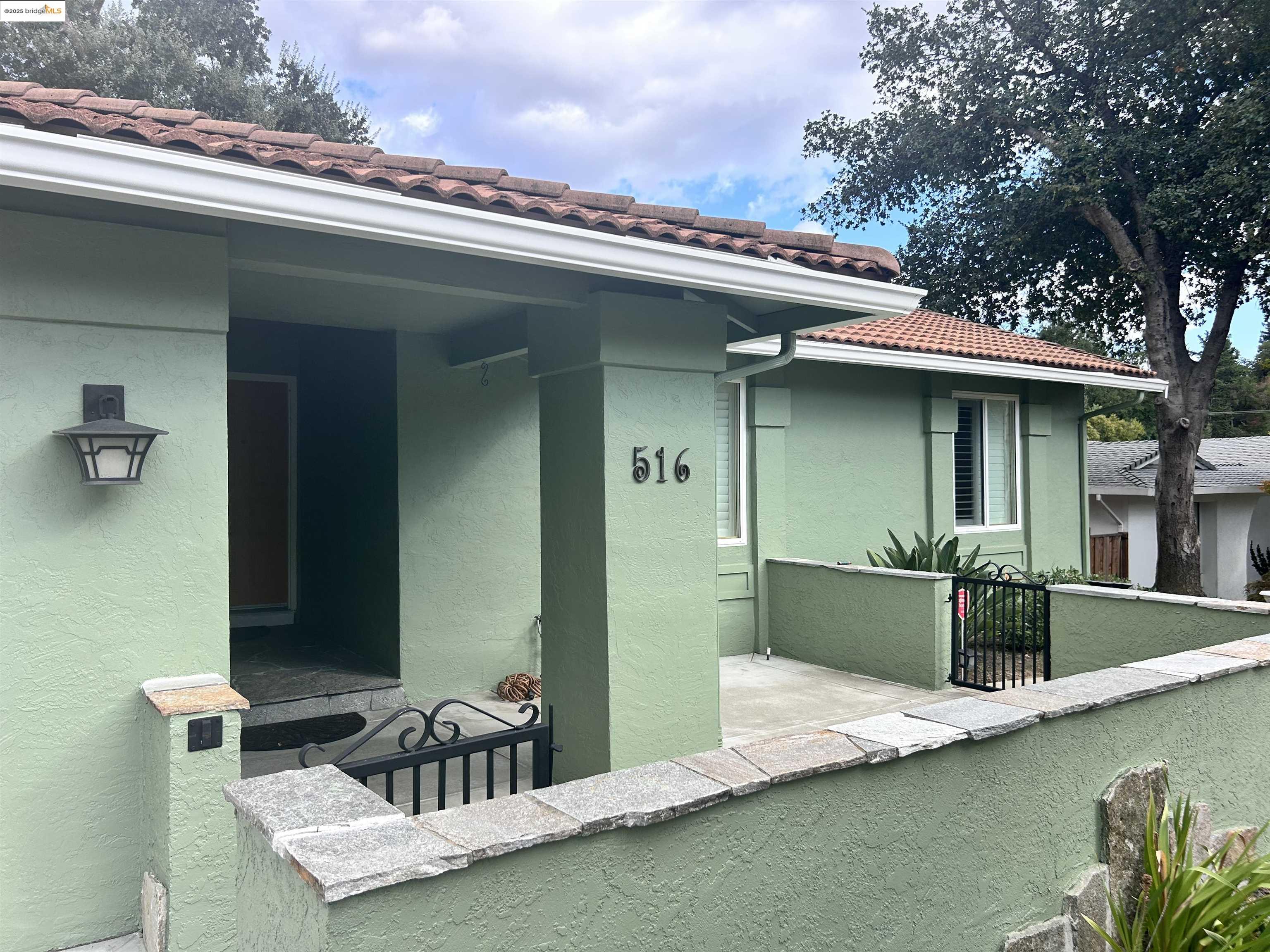 Detail Gallery Image 2 of 27 For 516 Webster Dr, Martinez,  CA 94553 - 4 Beds | 2 Baths