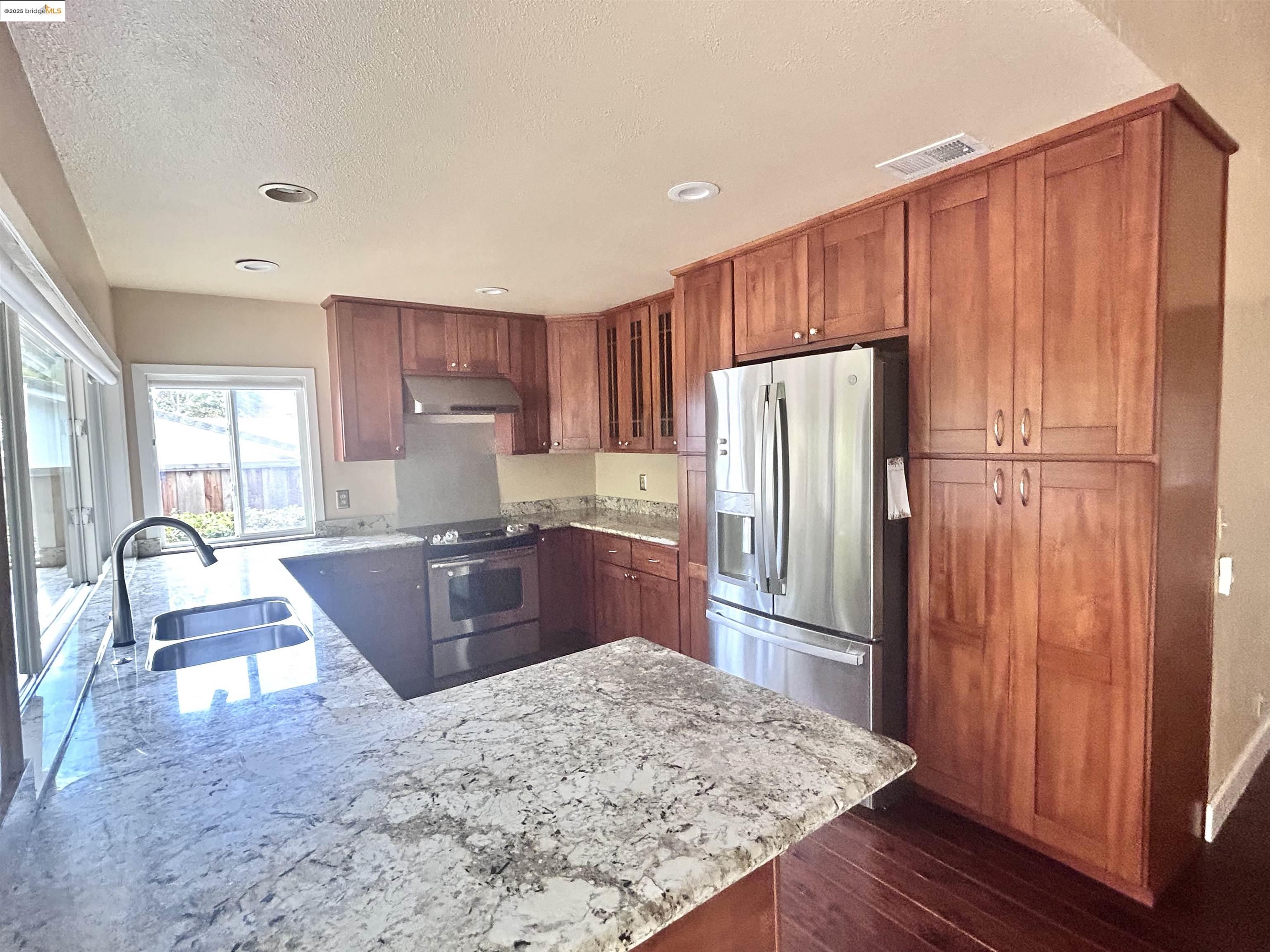 Detail Gallery Image 9 of 27 For 516 Webster Dr, Martinez,  CA 94553 - 4 Beds | 2 Baths
