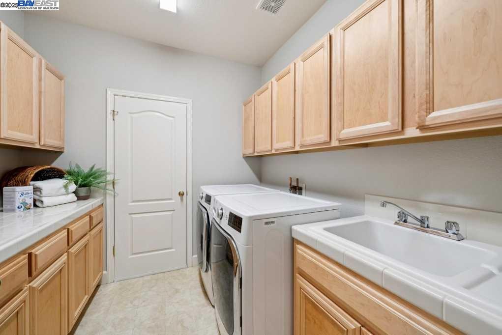 Detail Gallery Image 25 of 38 For 960 Maplegate Ct., Concord,  CA 94521 - 5 Beds | 3/1 Baths