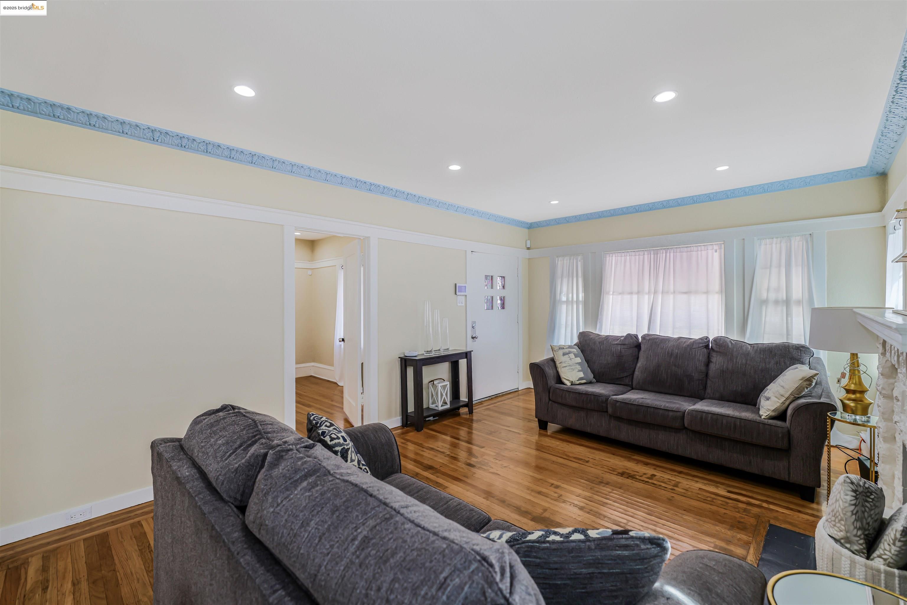 Detail Gallery Image 4 of 49 For 6007 San Pablo Ave, Oakland,  CA 94608 - 3 Beds | 2 Baths