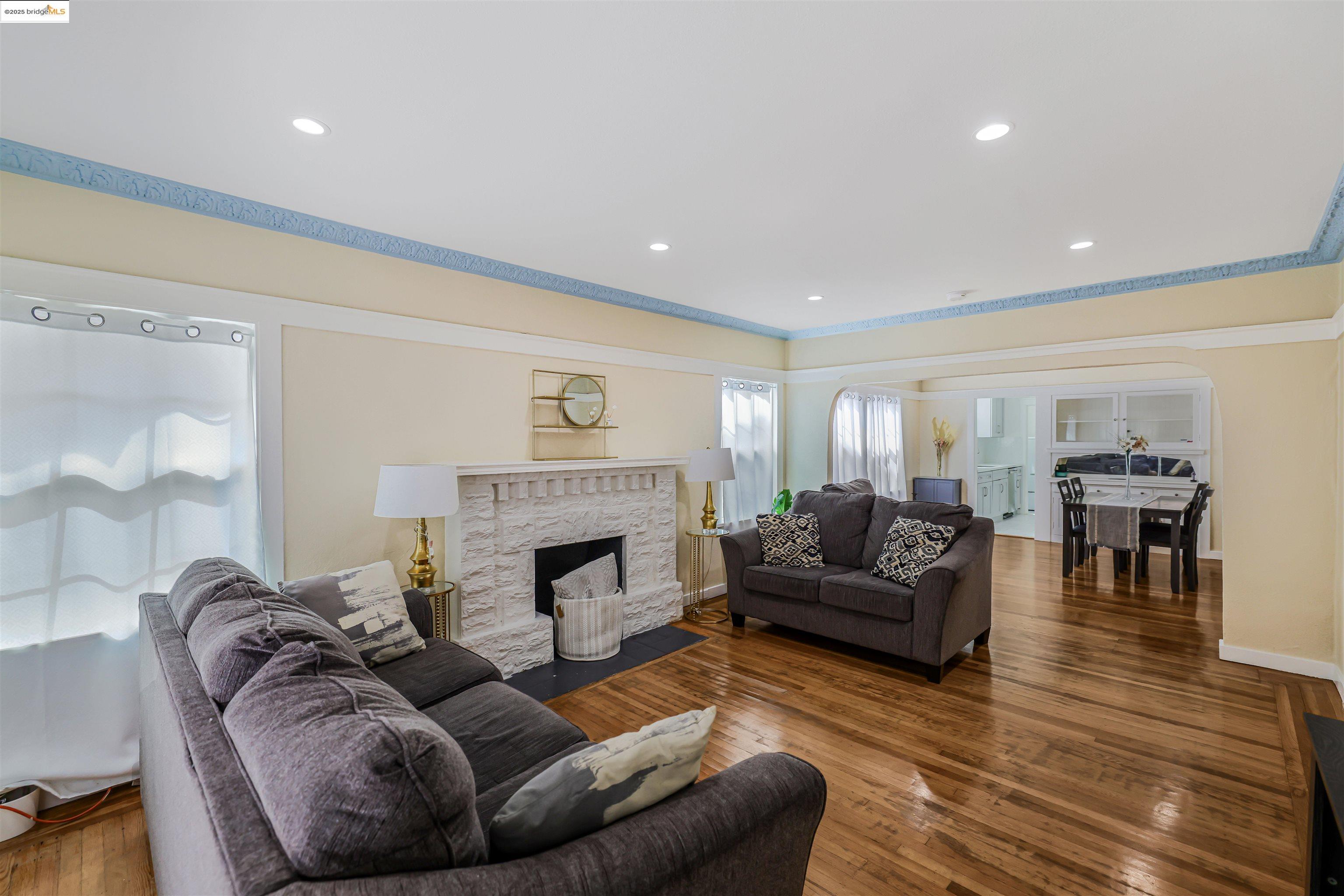 Detail Gallery Image 5 of 49 For 6007 San Pablo Ave, Oakland,  CA 94608 - 3 Beds | 2 Baths